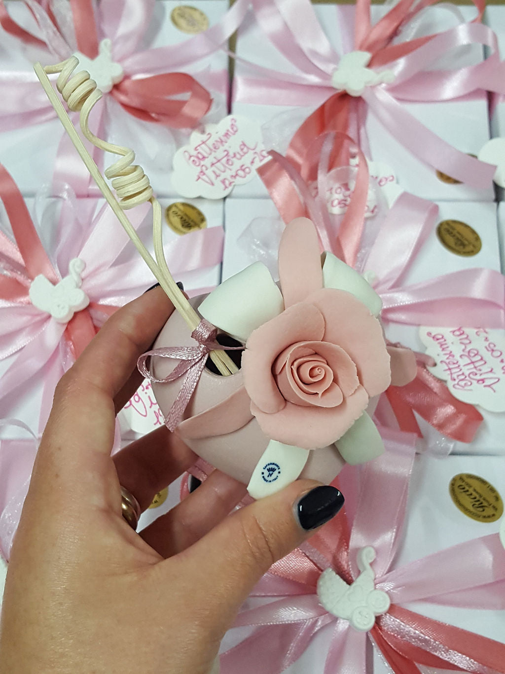 Cuore profumatone opaco con rosa in porcellana