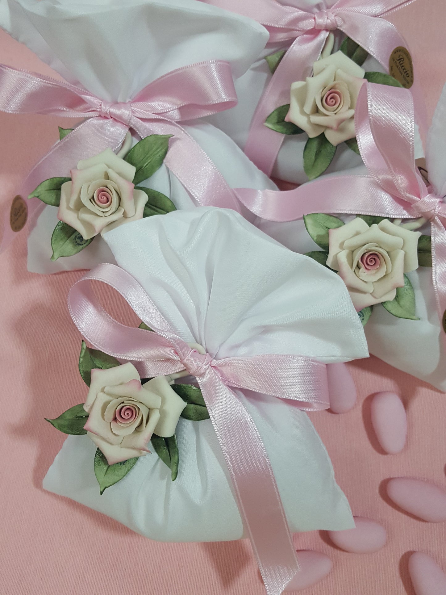 Sacchetto con rosa maggese in porcellana con foglioline