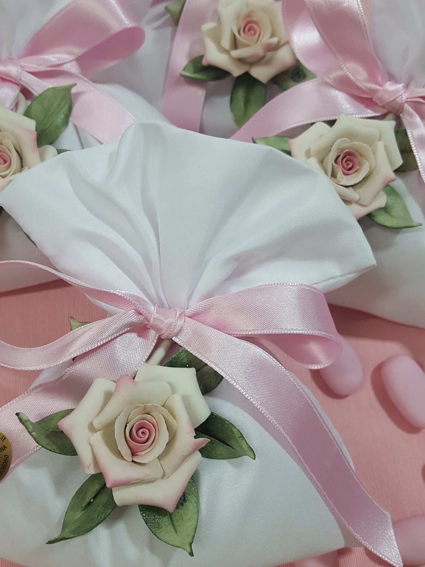 Sacchetto con rosa maggese in porcellana con foglioline