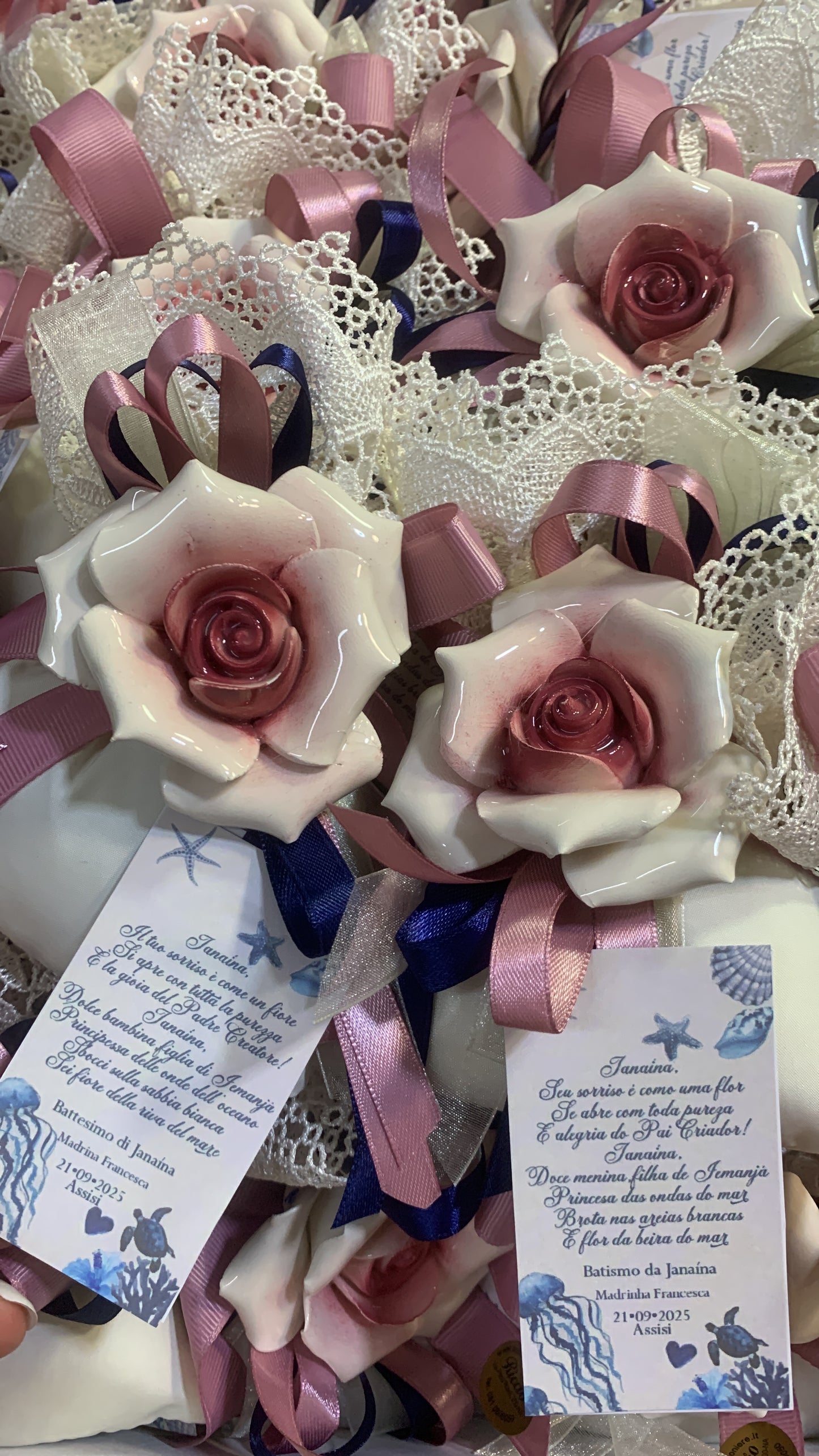 Rosa in ceramica confezionata su sacchetto in pizzo