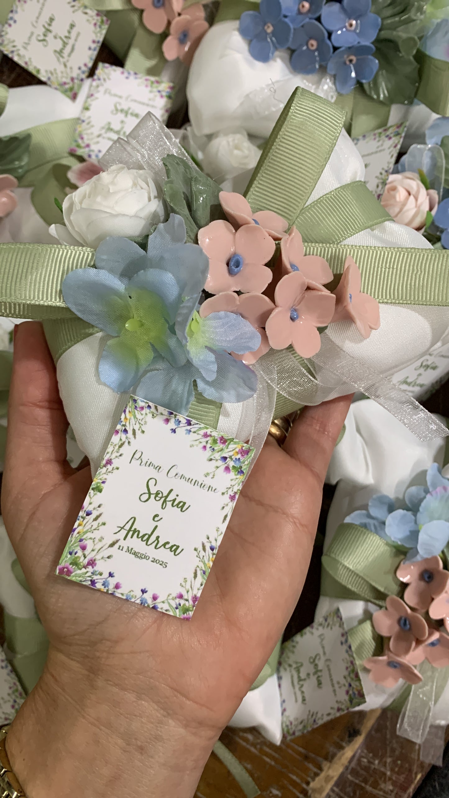 Fiori ceramica ricchi con fiori artificiali confezionati