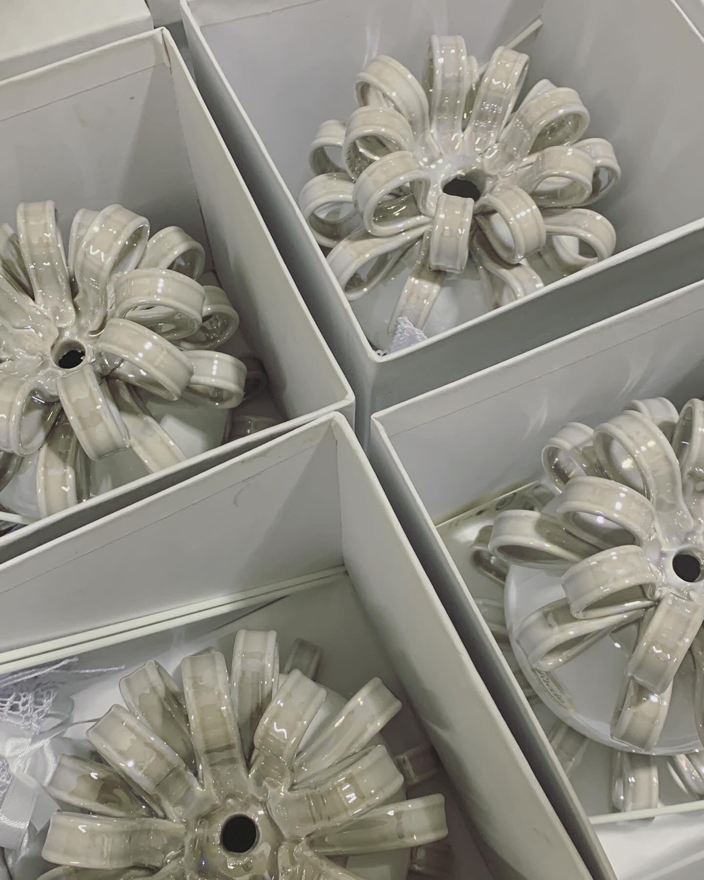 Profumatore grigio madreperla con nastri in ceramica