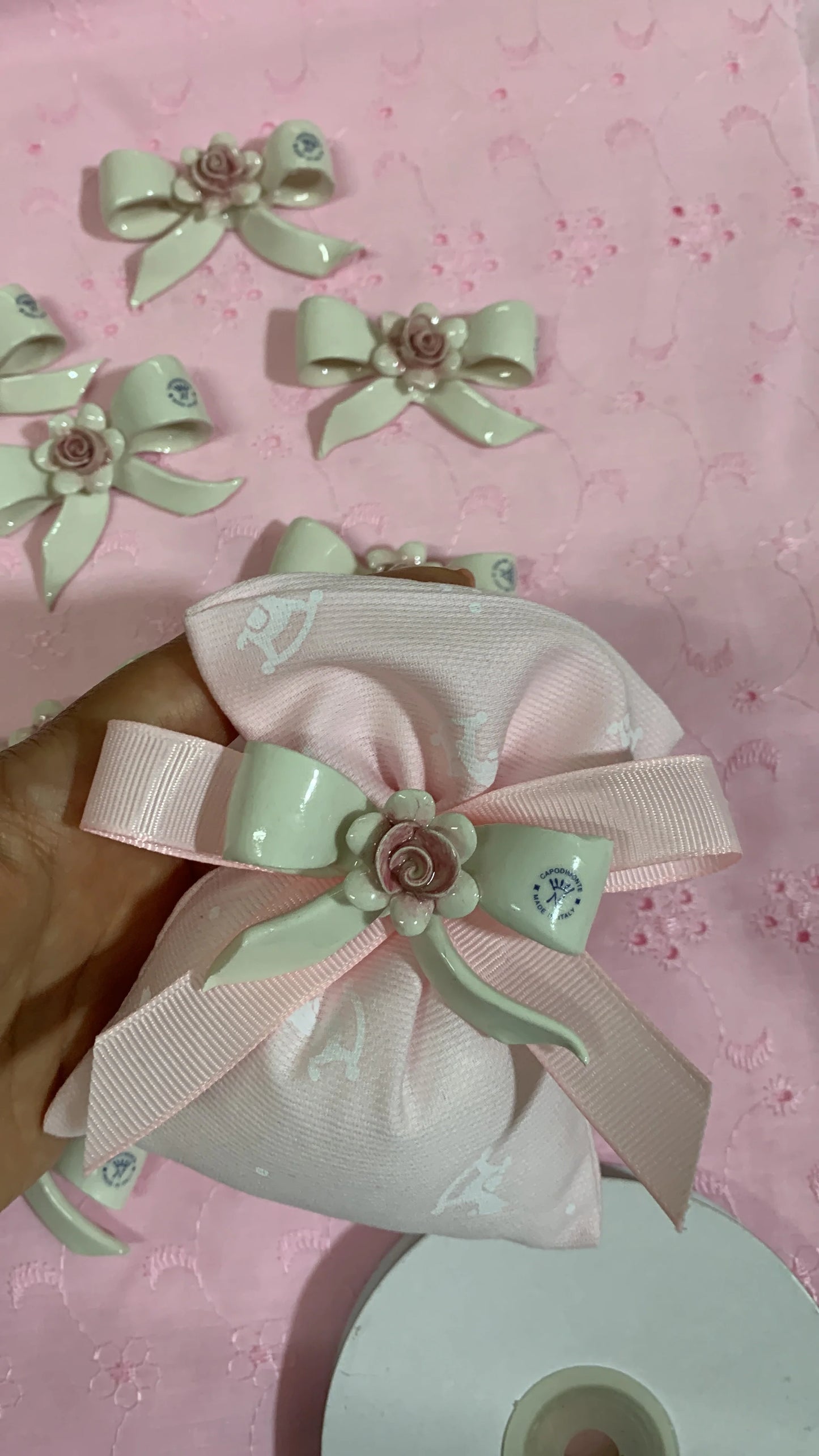 Fiocchetto in ceramica con rosa confezionato