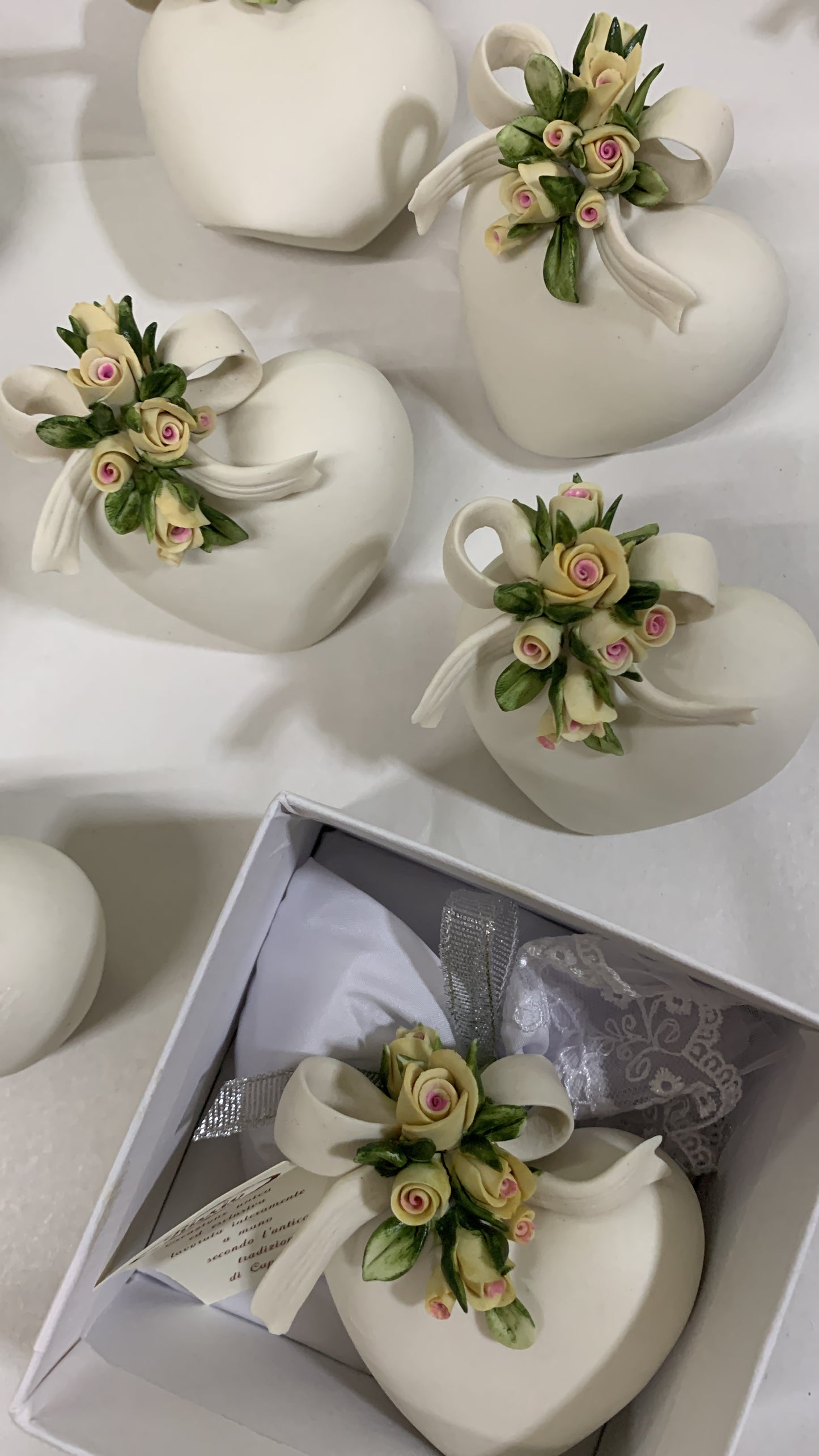 Cuore porcellana con boccioli delicati