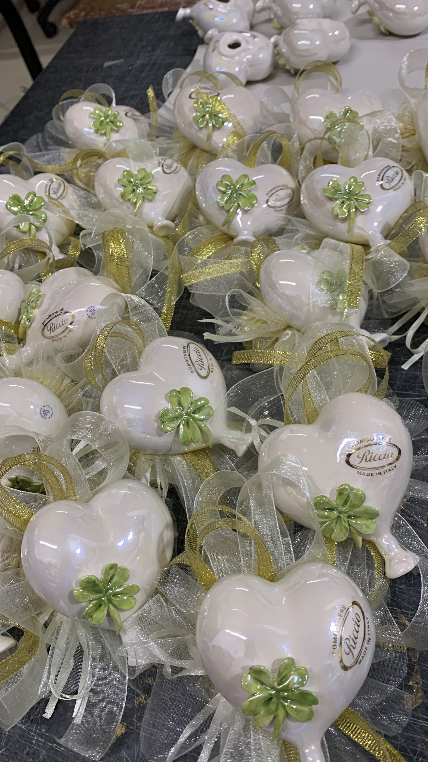 Cuore palloncino in ceramica con quadrifoglio confezionato con confetti
