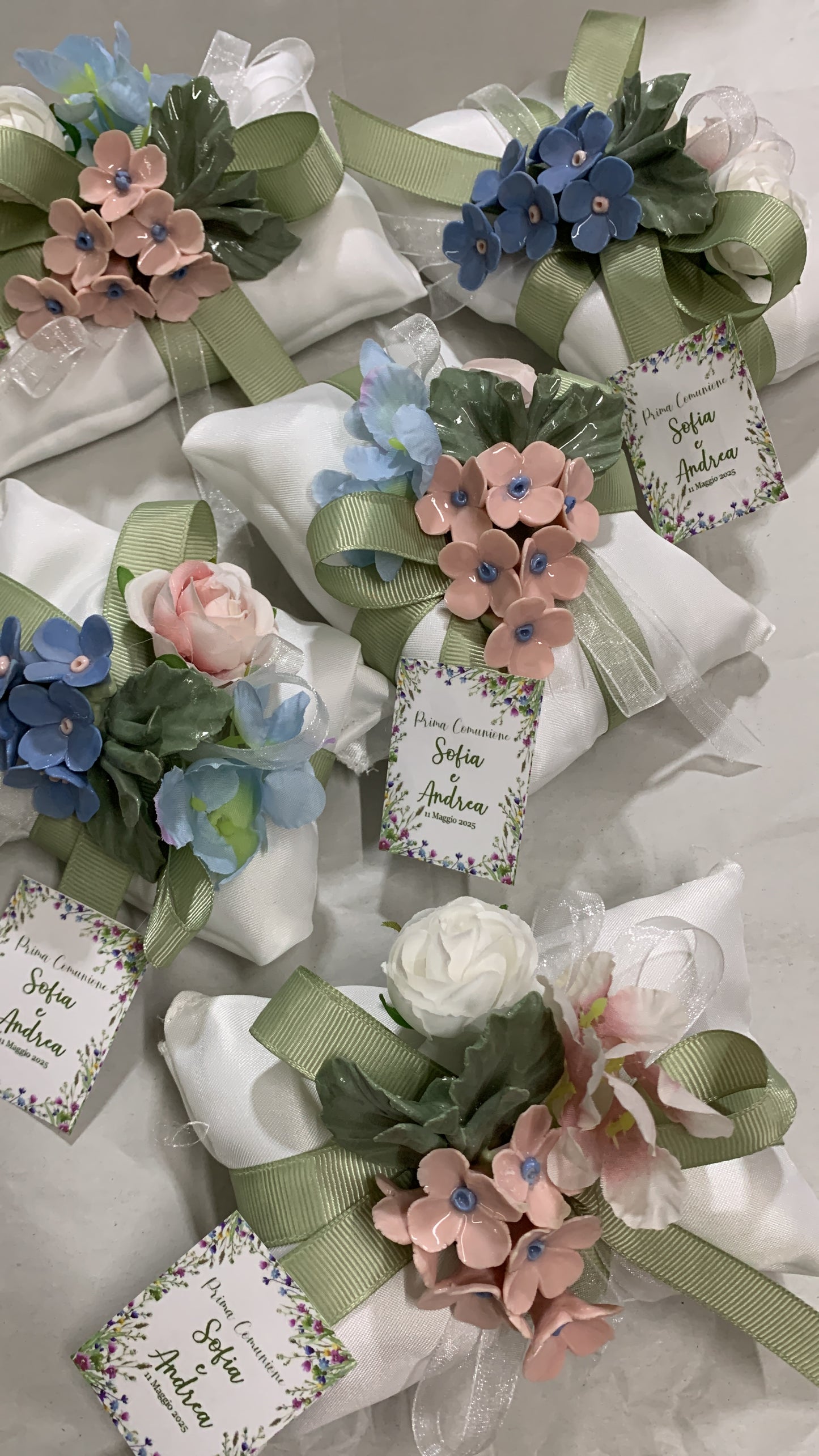 Fiori ceramica ricchi con fiori artificiali confezionati