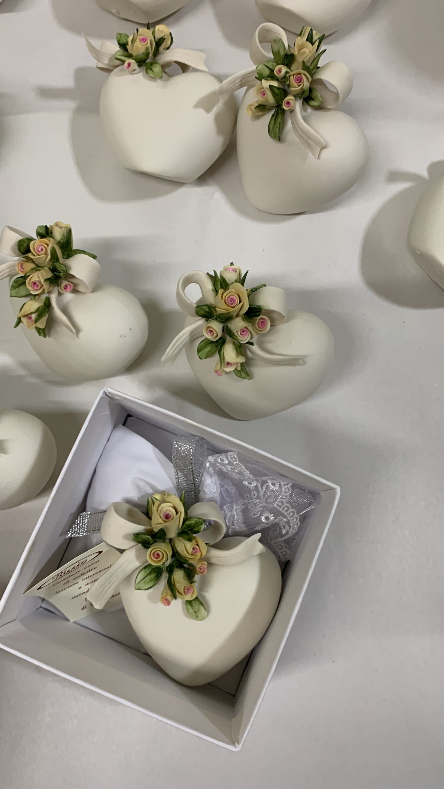 Cuore porcellana con boccioli delicati