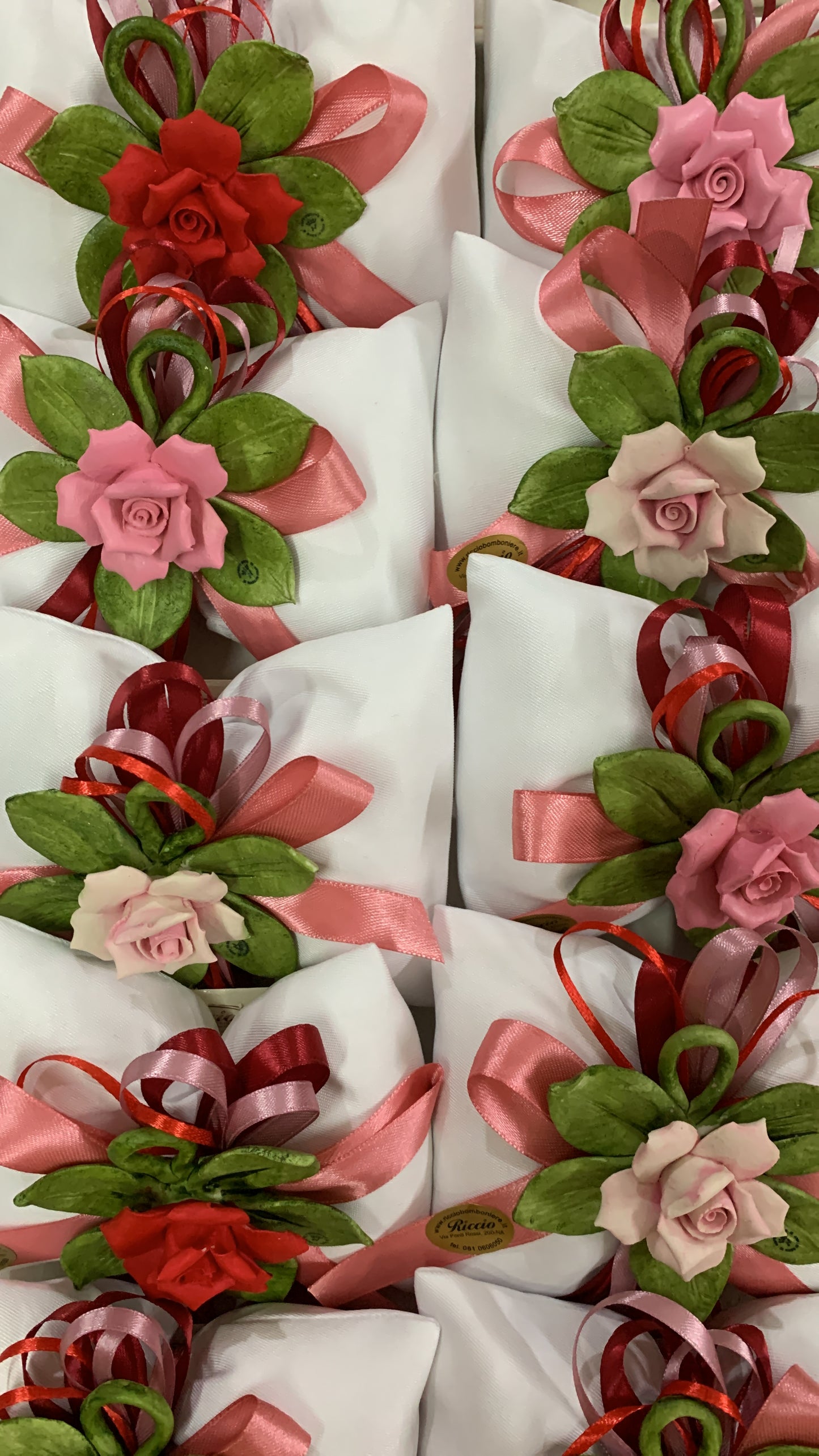 Sacchetto con rosa maggese in porcellana con foglioline