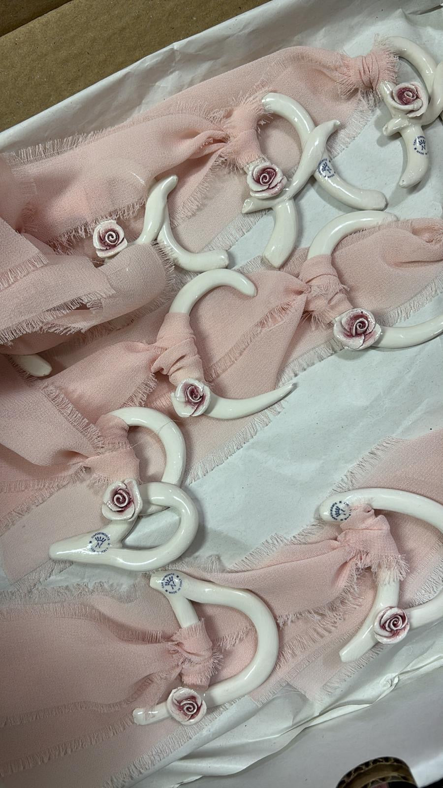Iniziale ceramica con rosa e nastro in seta come segnaposto