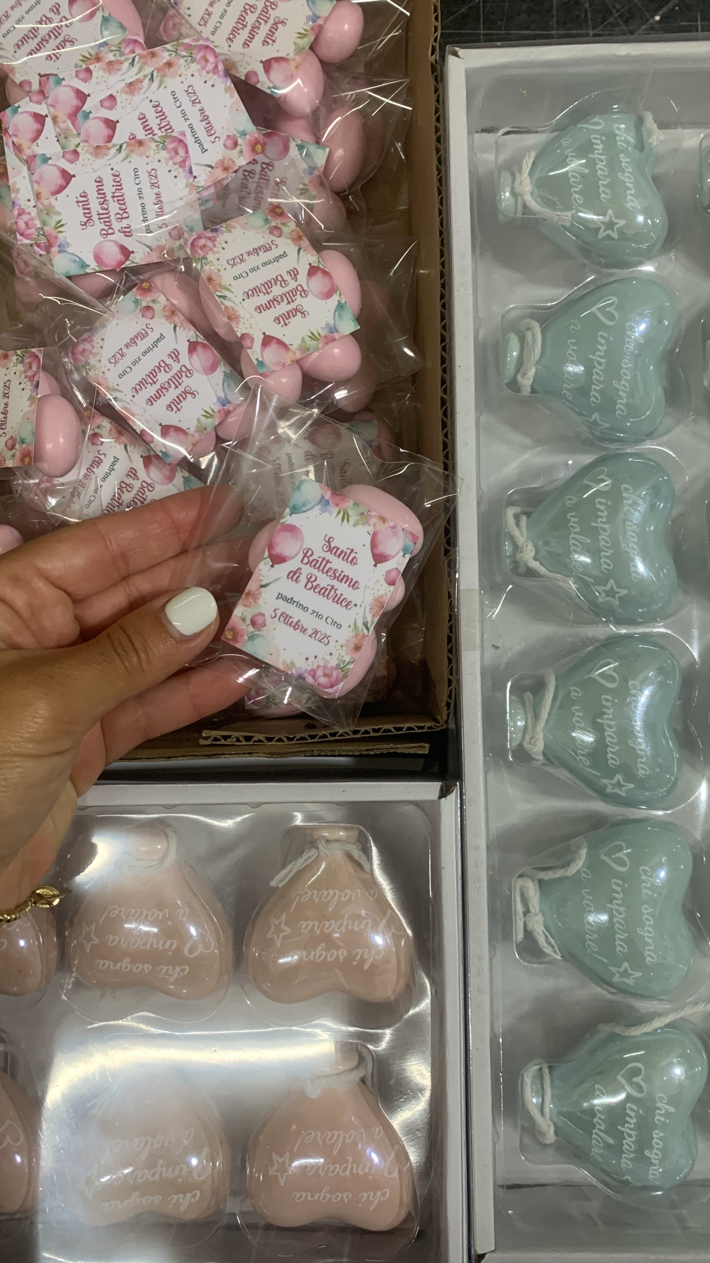 cuore magnete confezionato su sacchetto con confetti