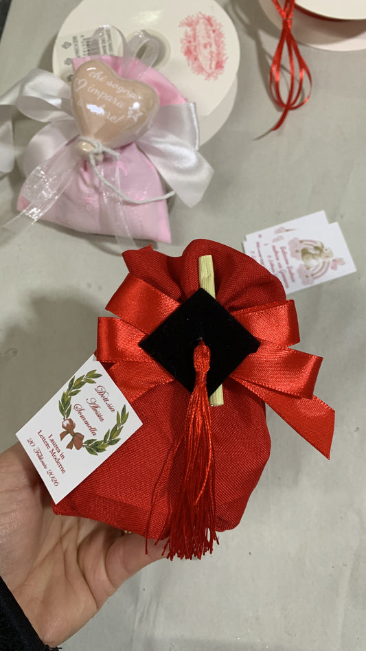 Sacchetto rosso laurea con tocco nero avanti