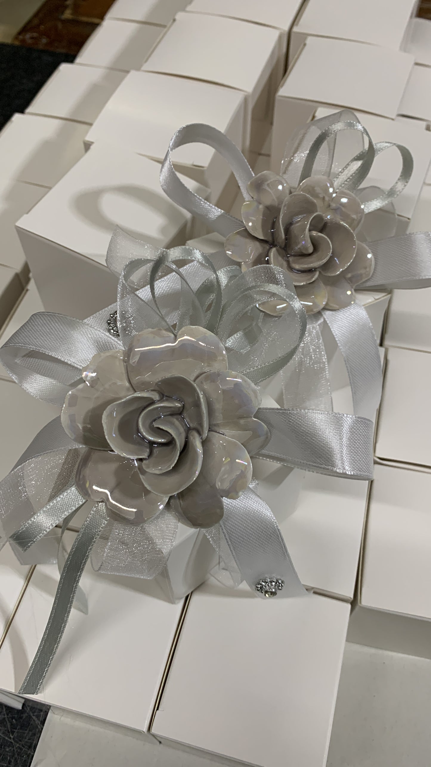Fiore grigio madreperla confezionato su scatola portaconfetti