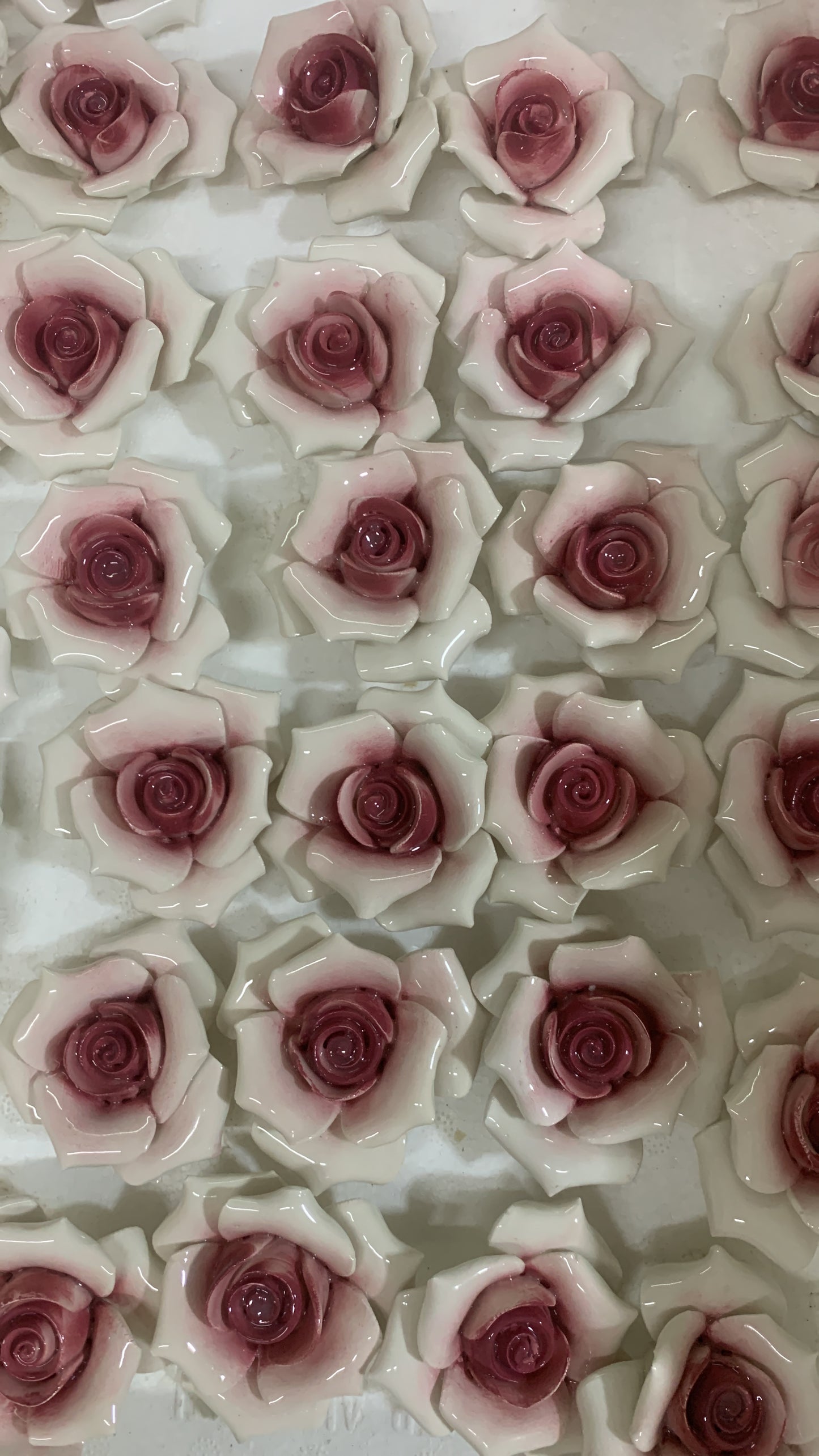Rosa in ceramica confezionata su sacchetto in pizzo