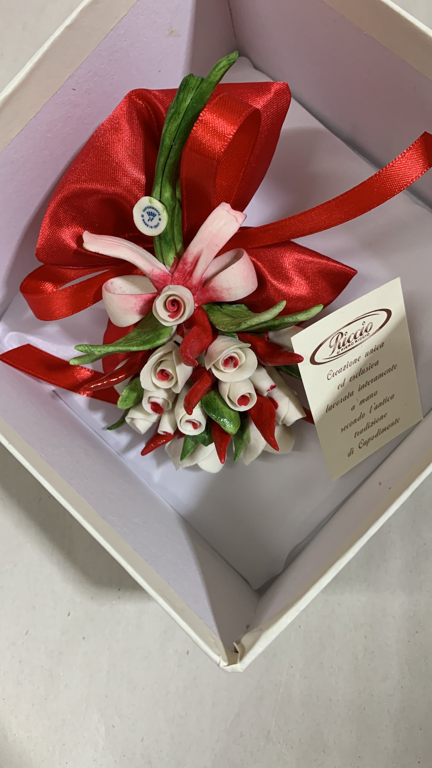 Cornucopia bouquet classico Capodimonte con rose e peperoncini