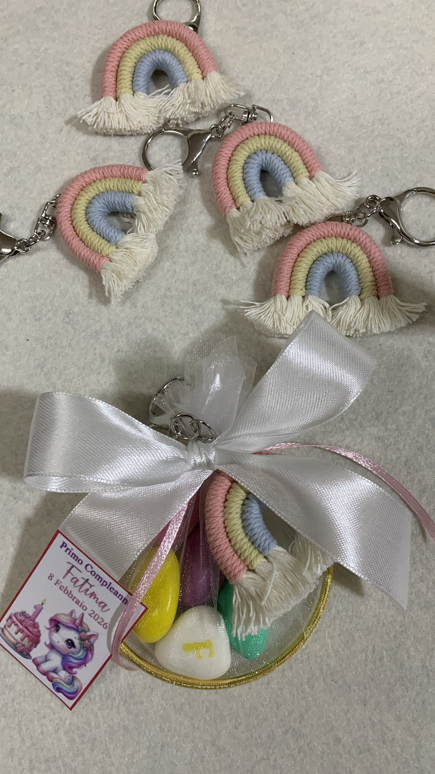 Arcobaleno merletto confezionato su cerchio