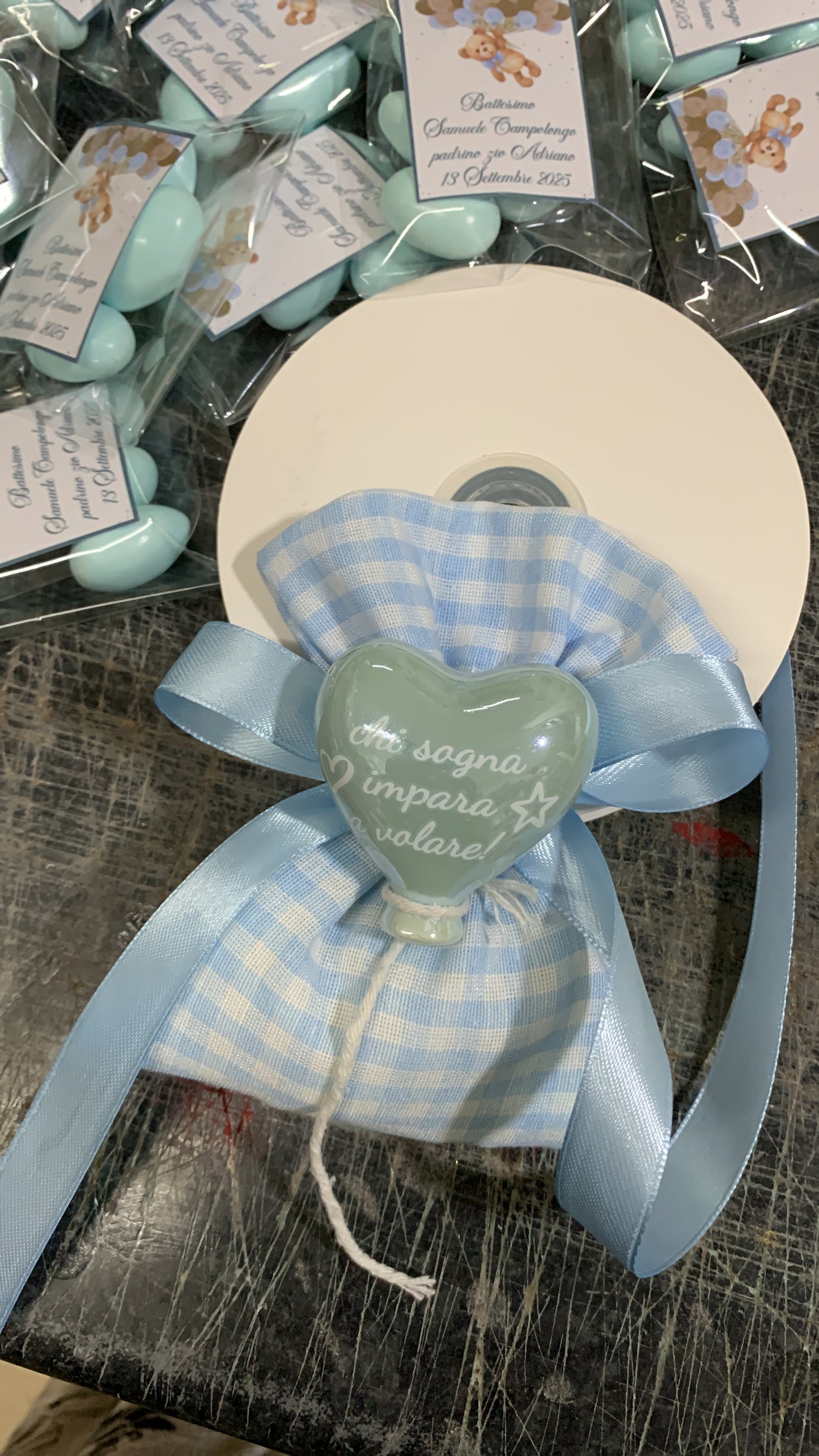 cuore magnete confezionato su sacchetto con confetti