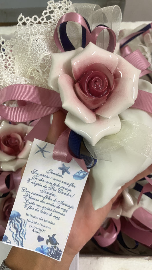 Rosa in ceramica confezionata su sacchetto in pizzo