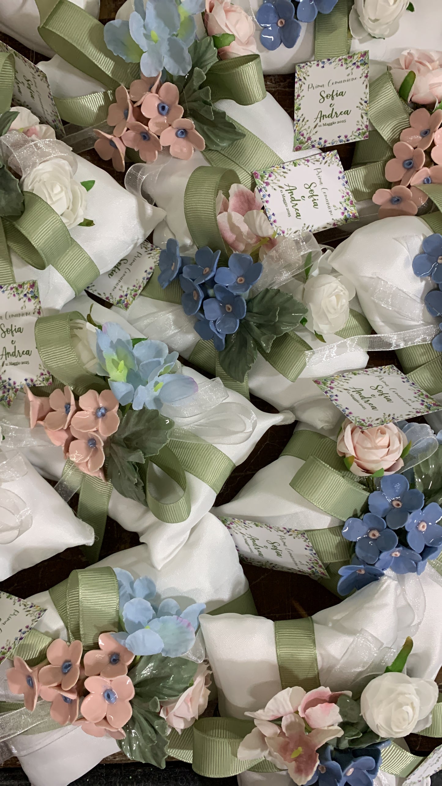 Fiori ceramica ricchi con fiori artificiali confezionati