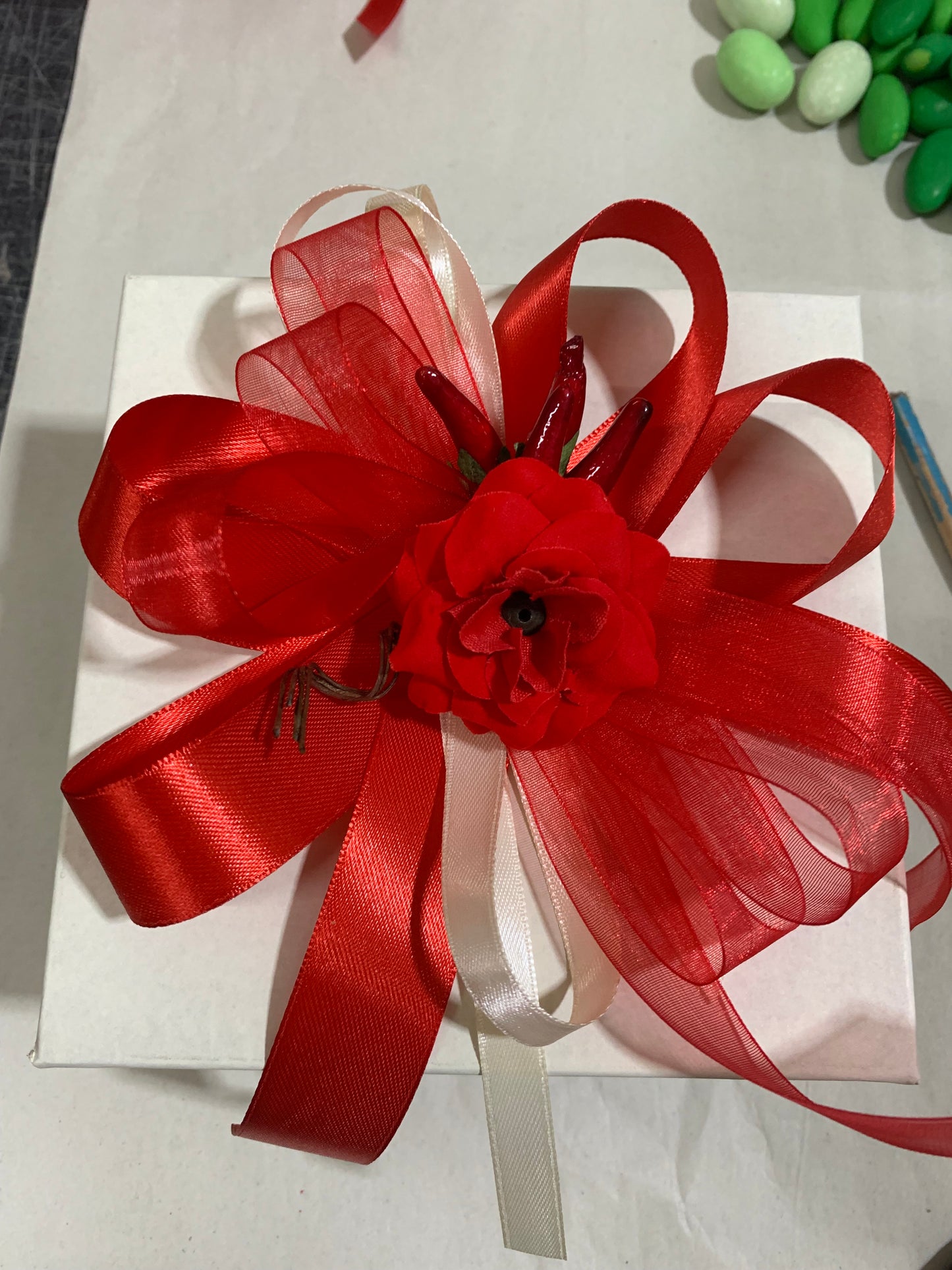 Cornucopia bouquet classico Capodimonte con rose e peperoncini