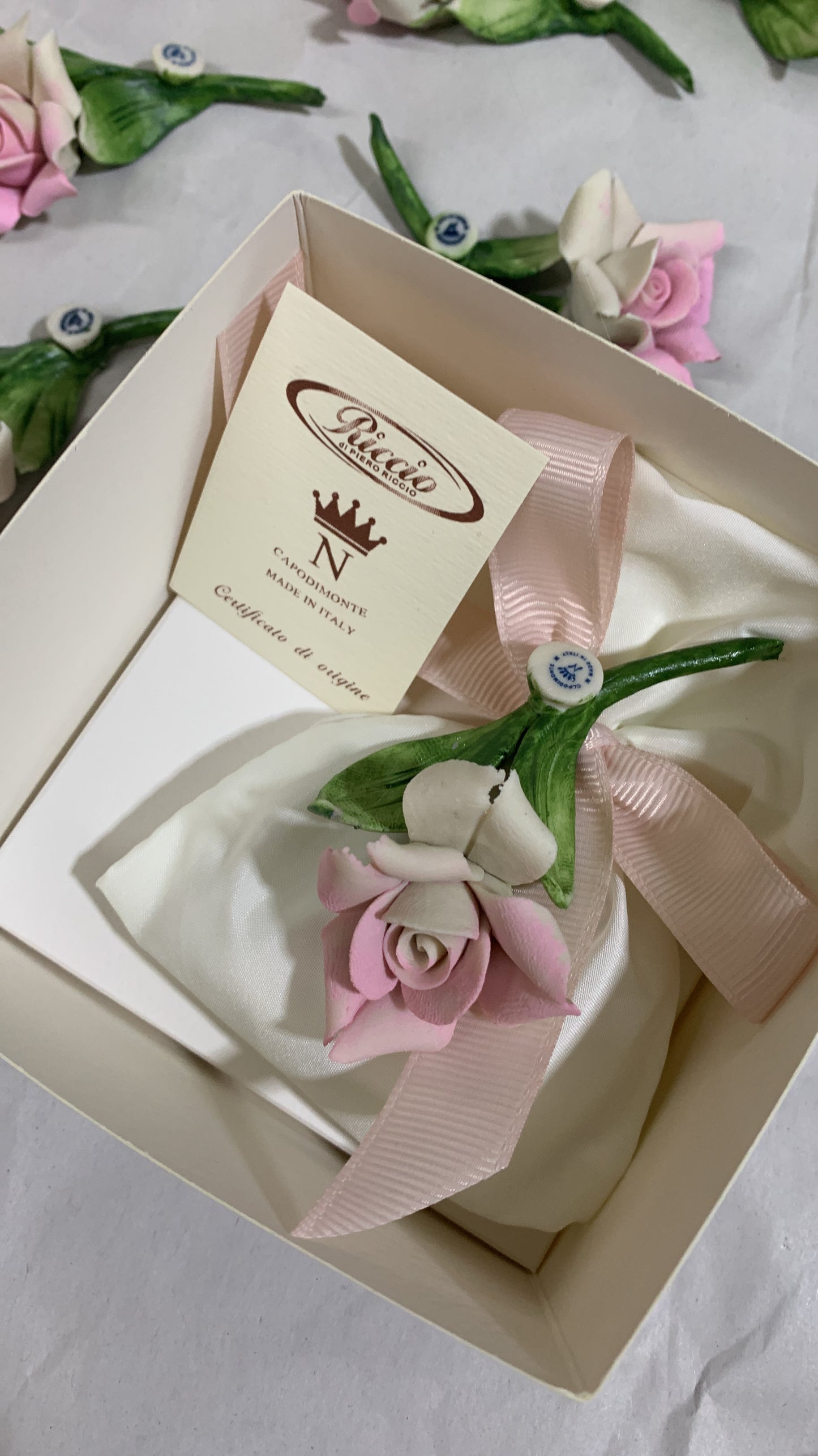 Piccolo tralcio di rosa in porcellana di Capodimonte