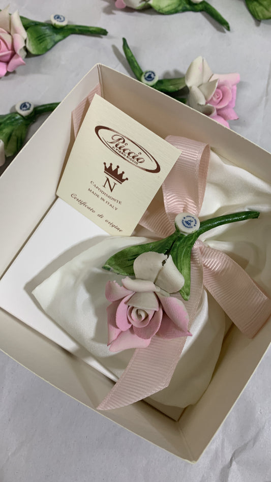 Piccolo tralcio di rosa in porcellana di Capodimonte