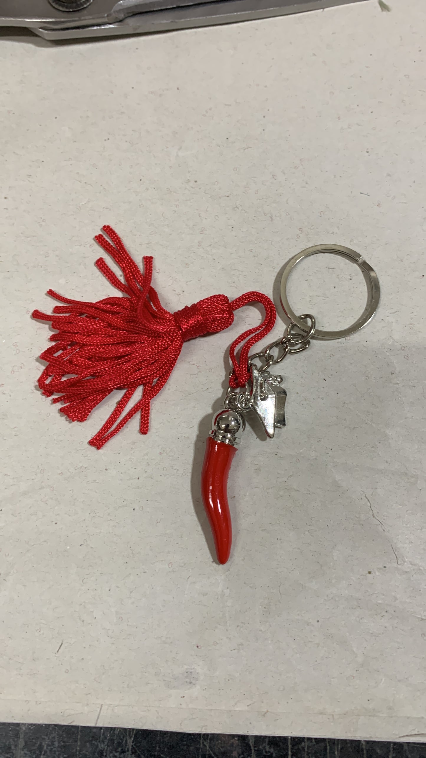 Portachiavi con nappina corno peperoncino su sacchetto laurea ricamato