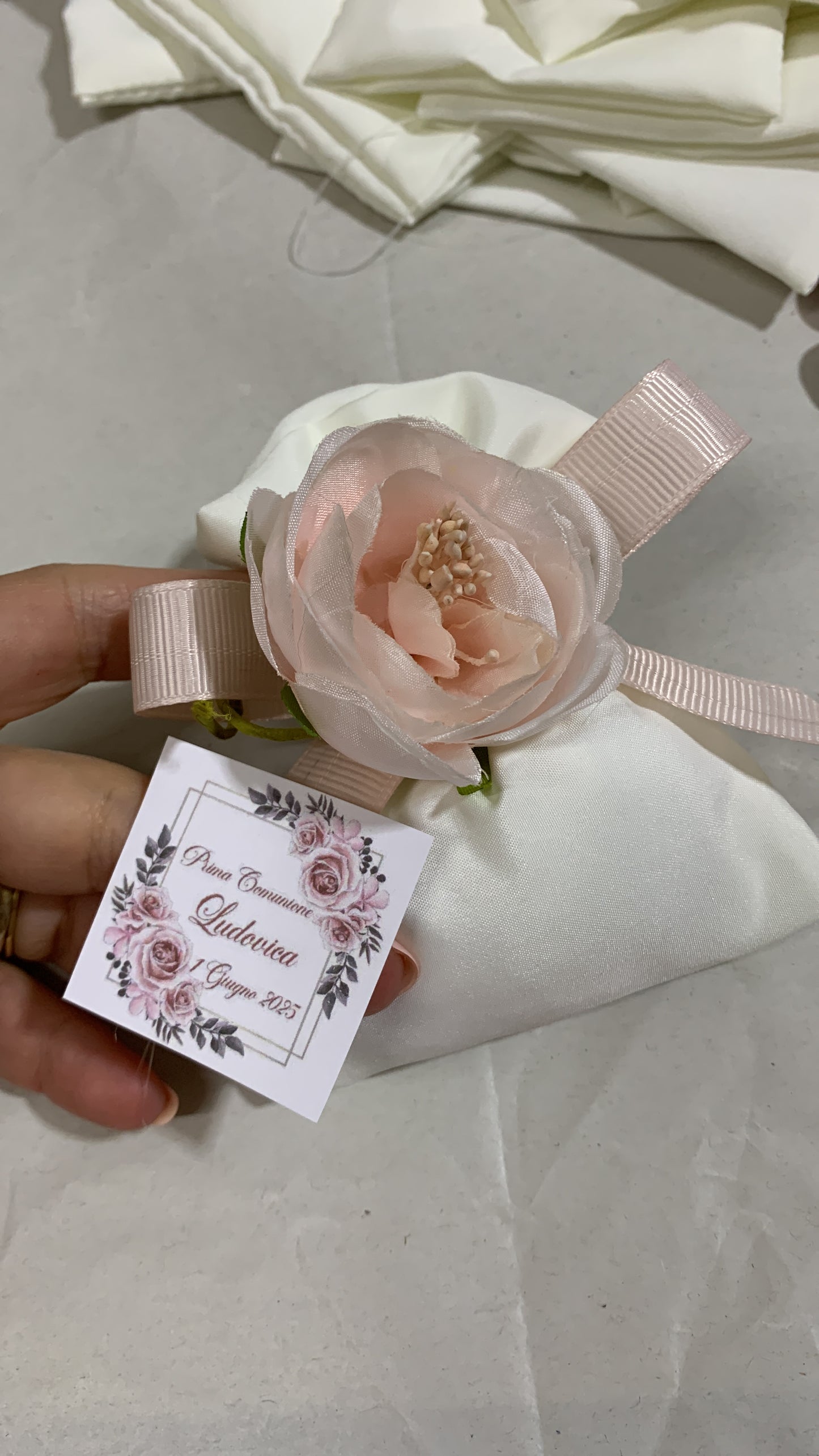 Sacchetto seta semplice ed elegante confezionato con confetti