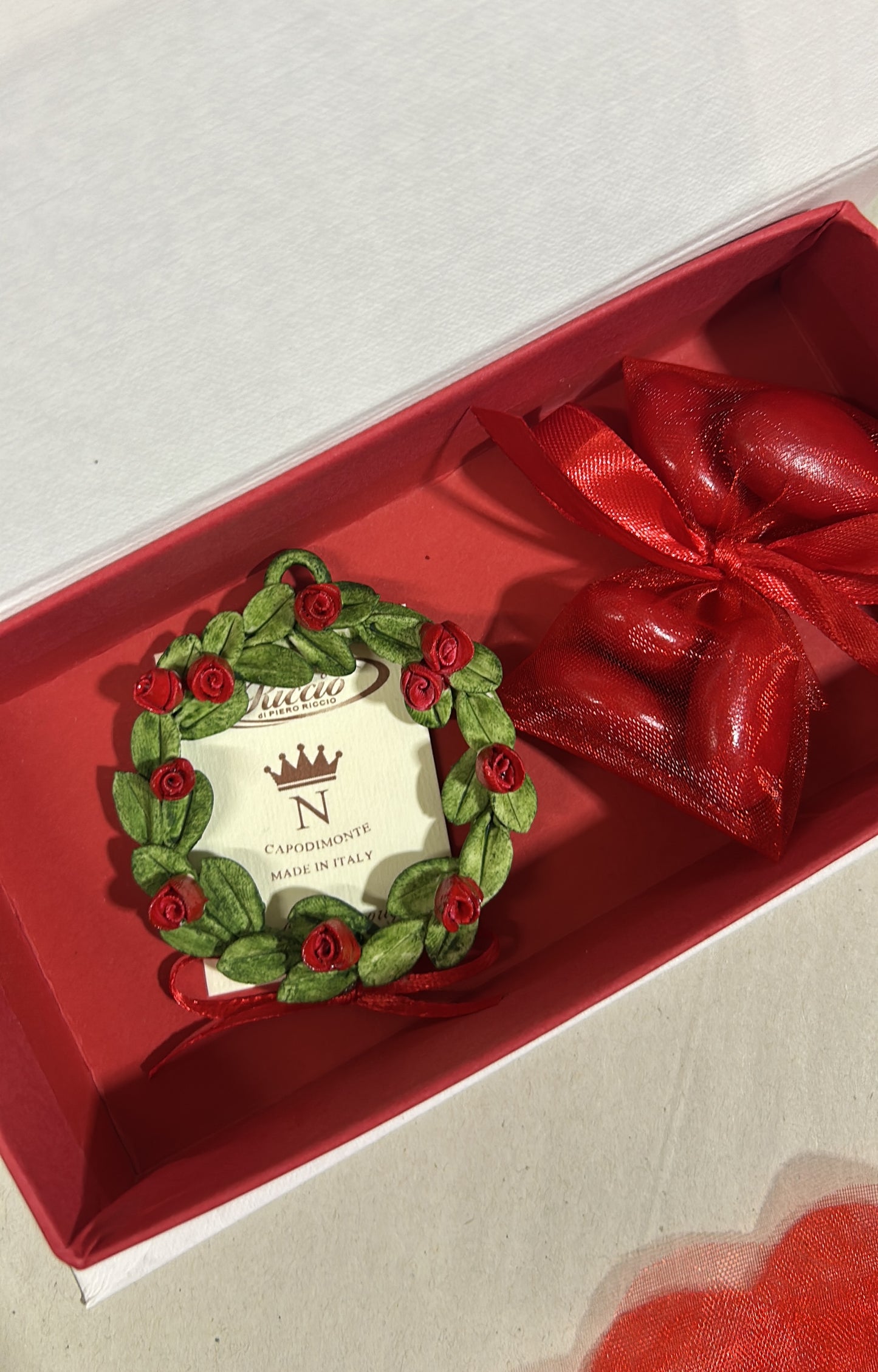 Coroncina alloro con rose in porcellana confezionata in astuccio