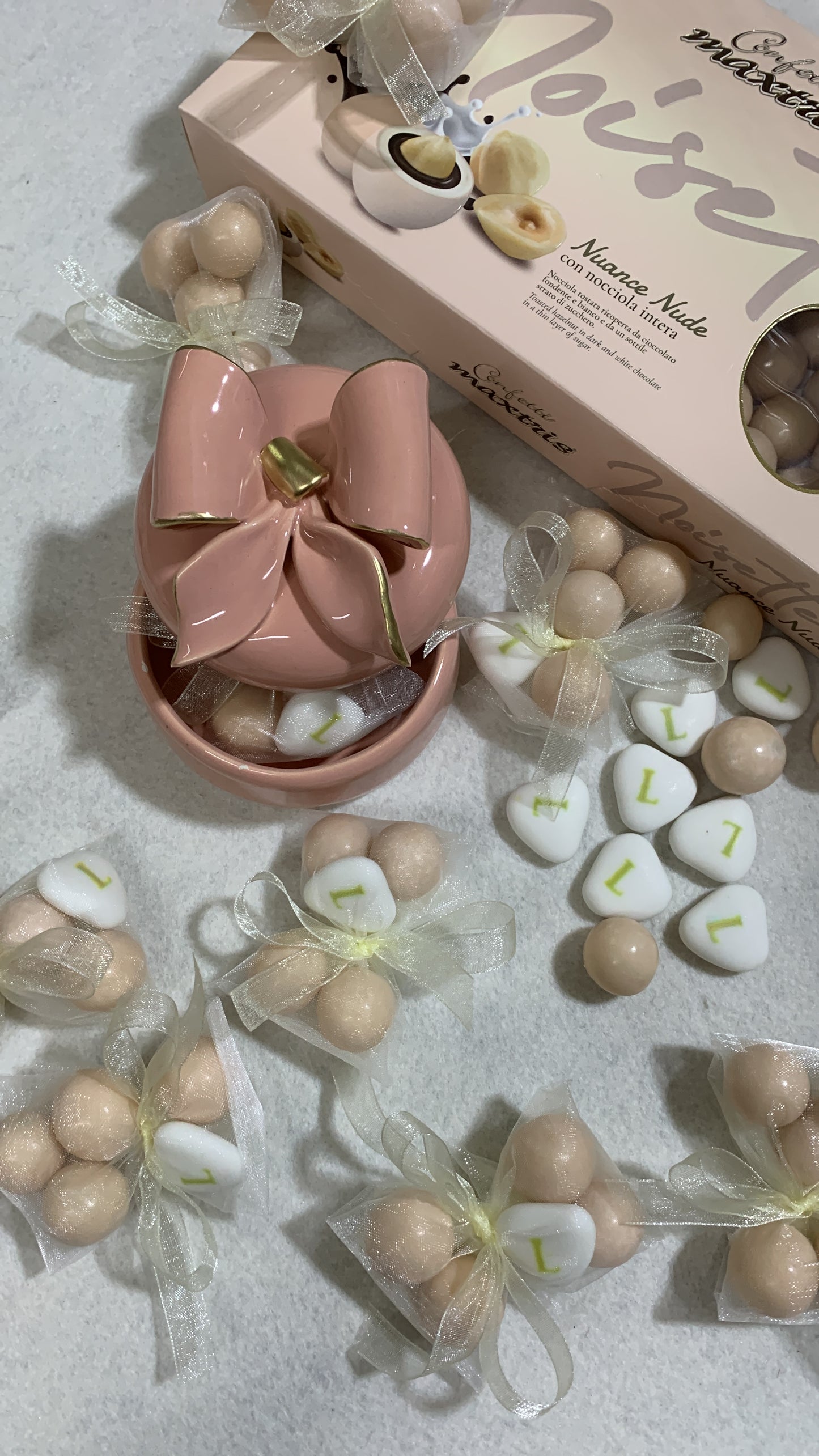 Cofanetto in ceramica tondo con fiocco bordo oro