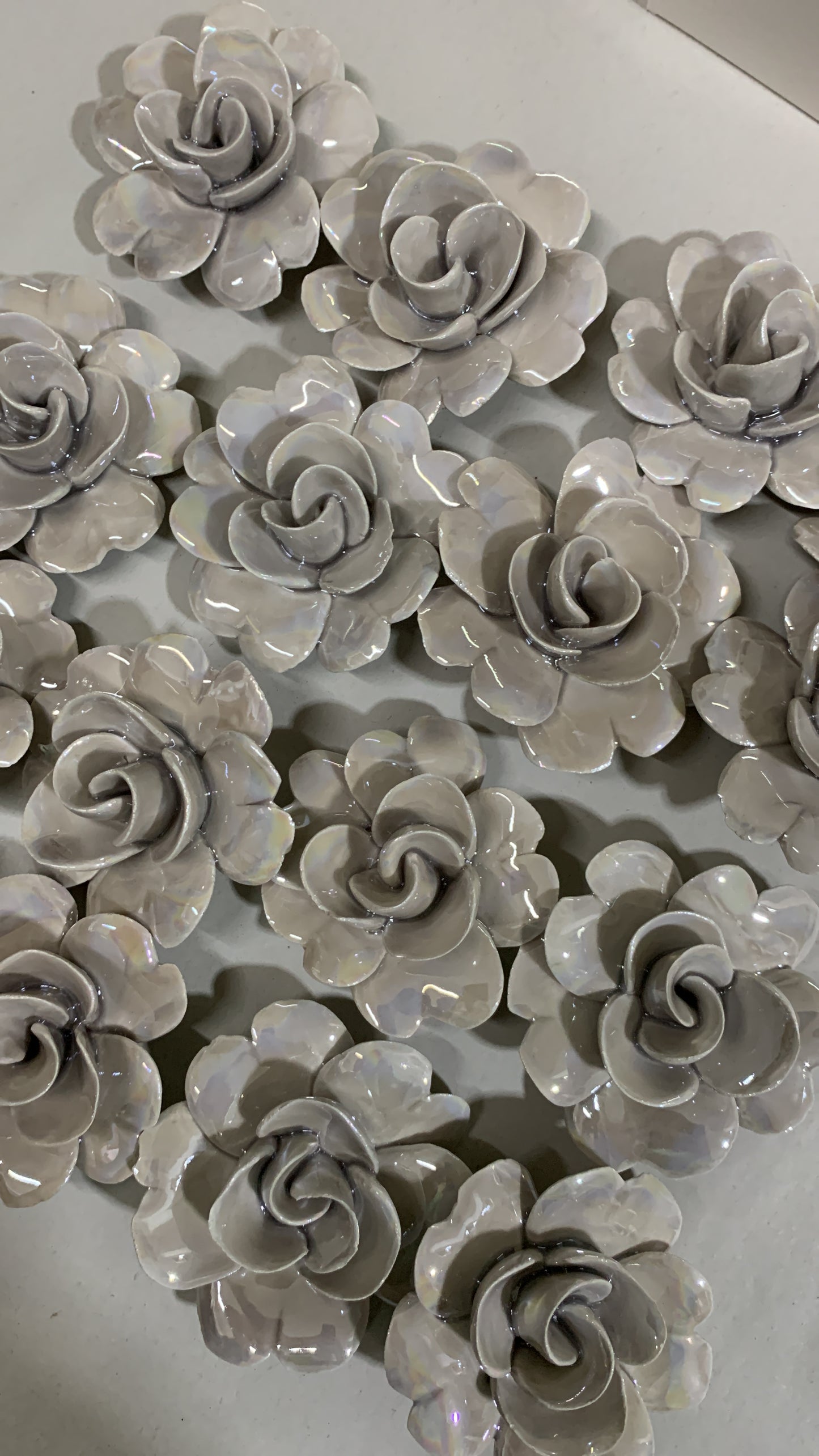 Fiore grigio madreperla confezionato su scatola portaconfetti