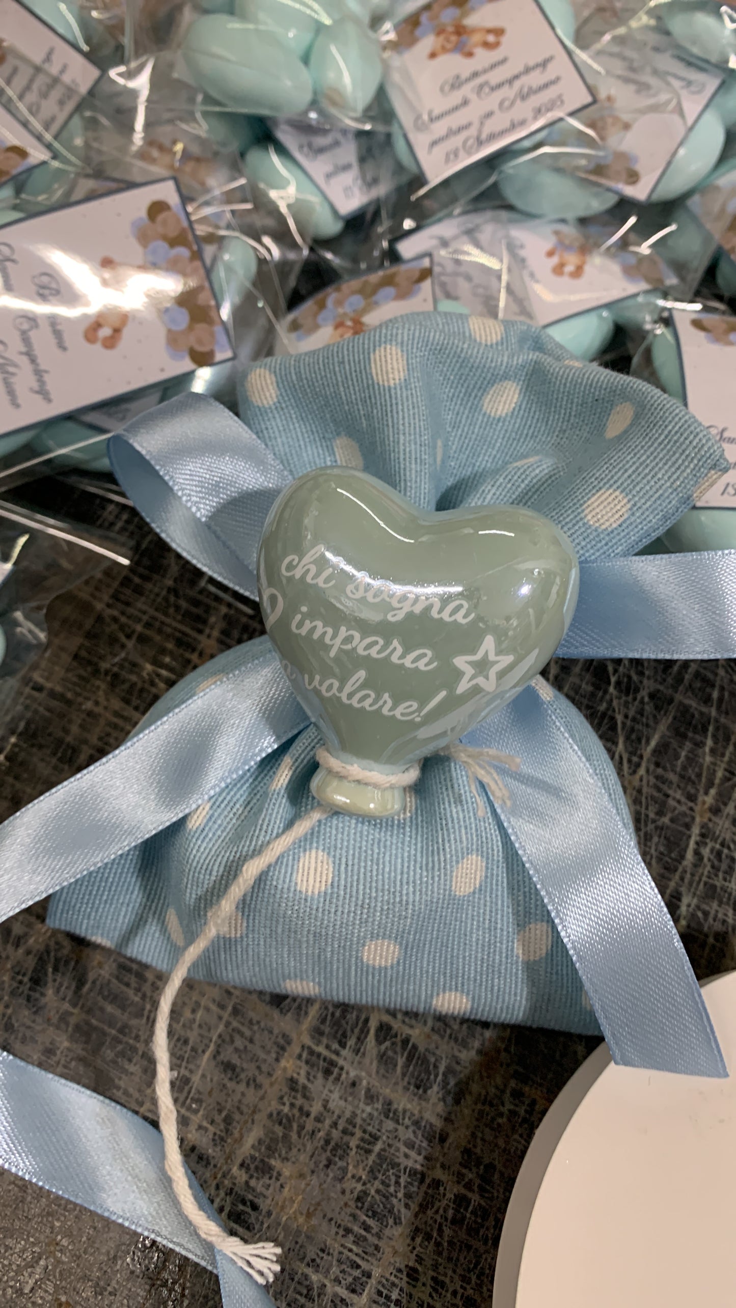 cuore magnete confezionato su sacchetto con confetti