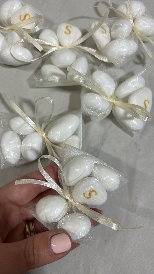Papillon confetti con confetto lettera