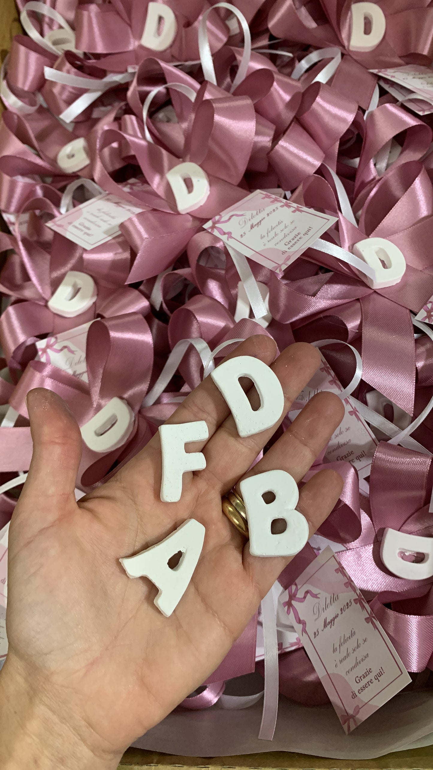 Segnaposto iniziale in gessetto con biglietto personalizzato