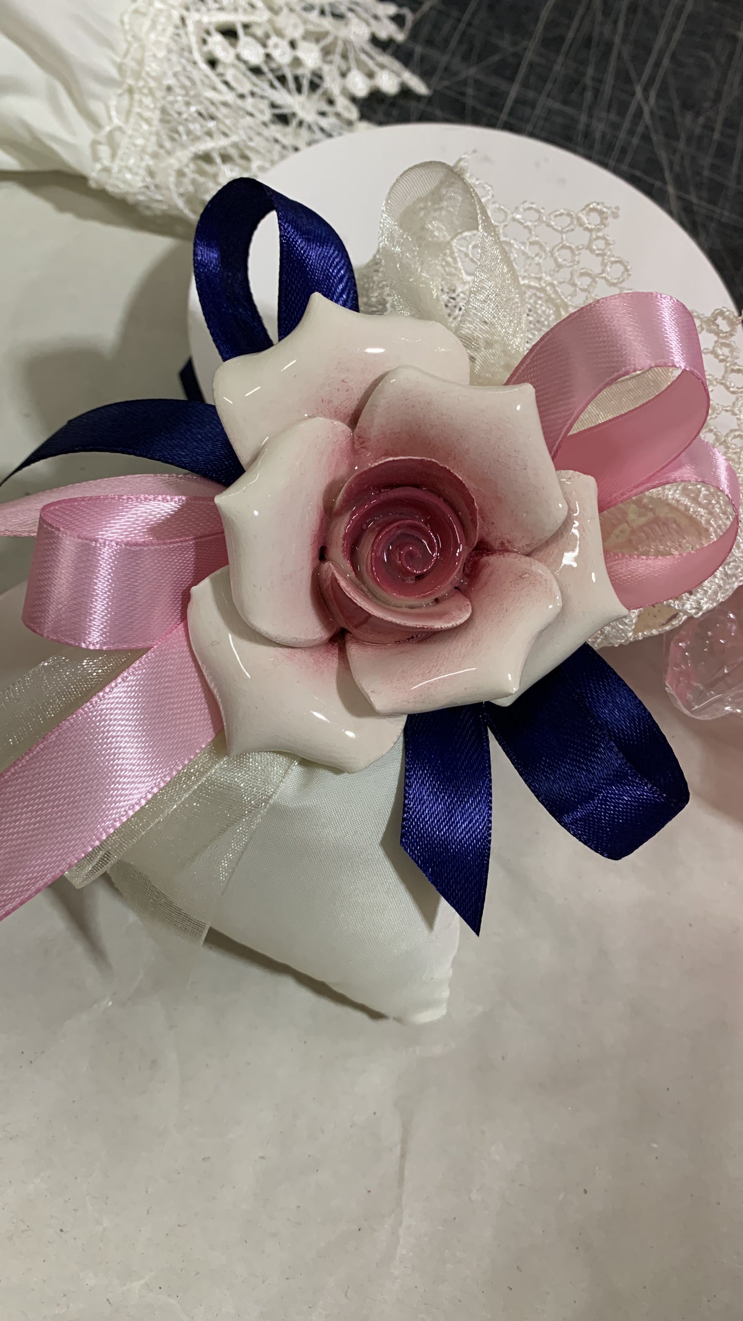 Rosa in ceramica confezionata su sacchetto in pizzo