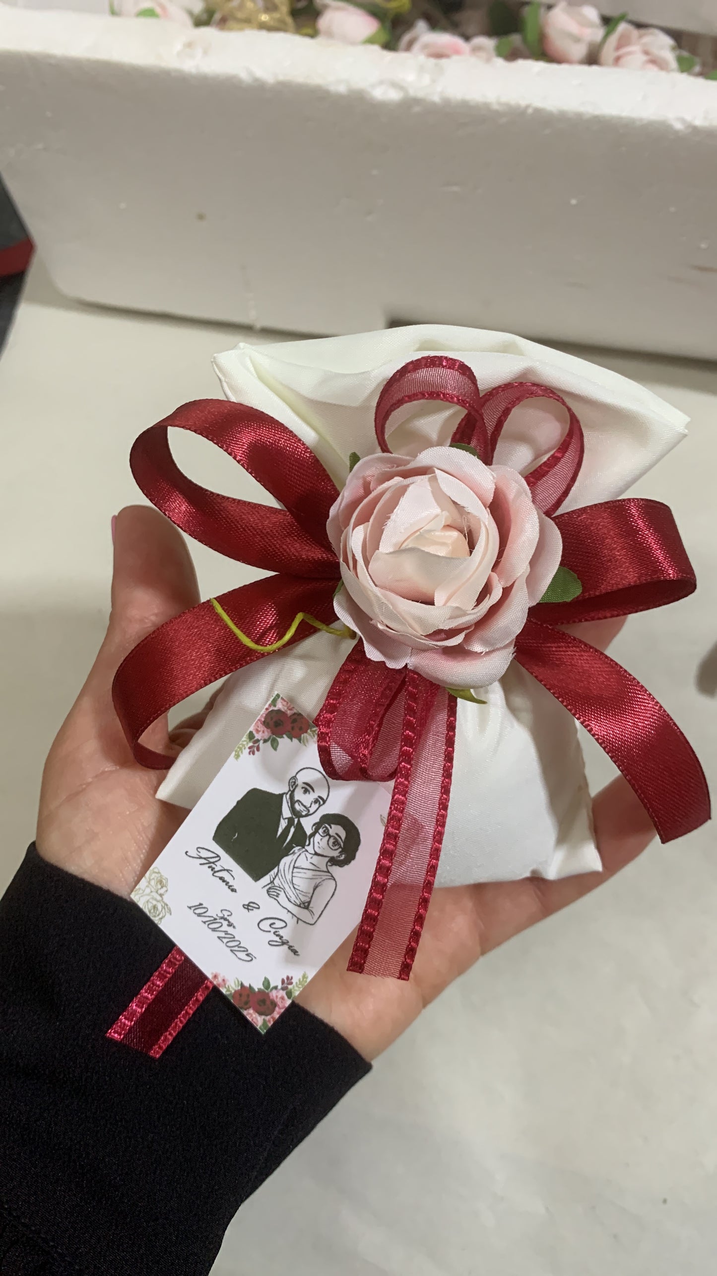 Sacchetto seta semplice ed elegante confezionato con confetti