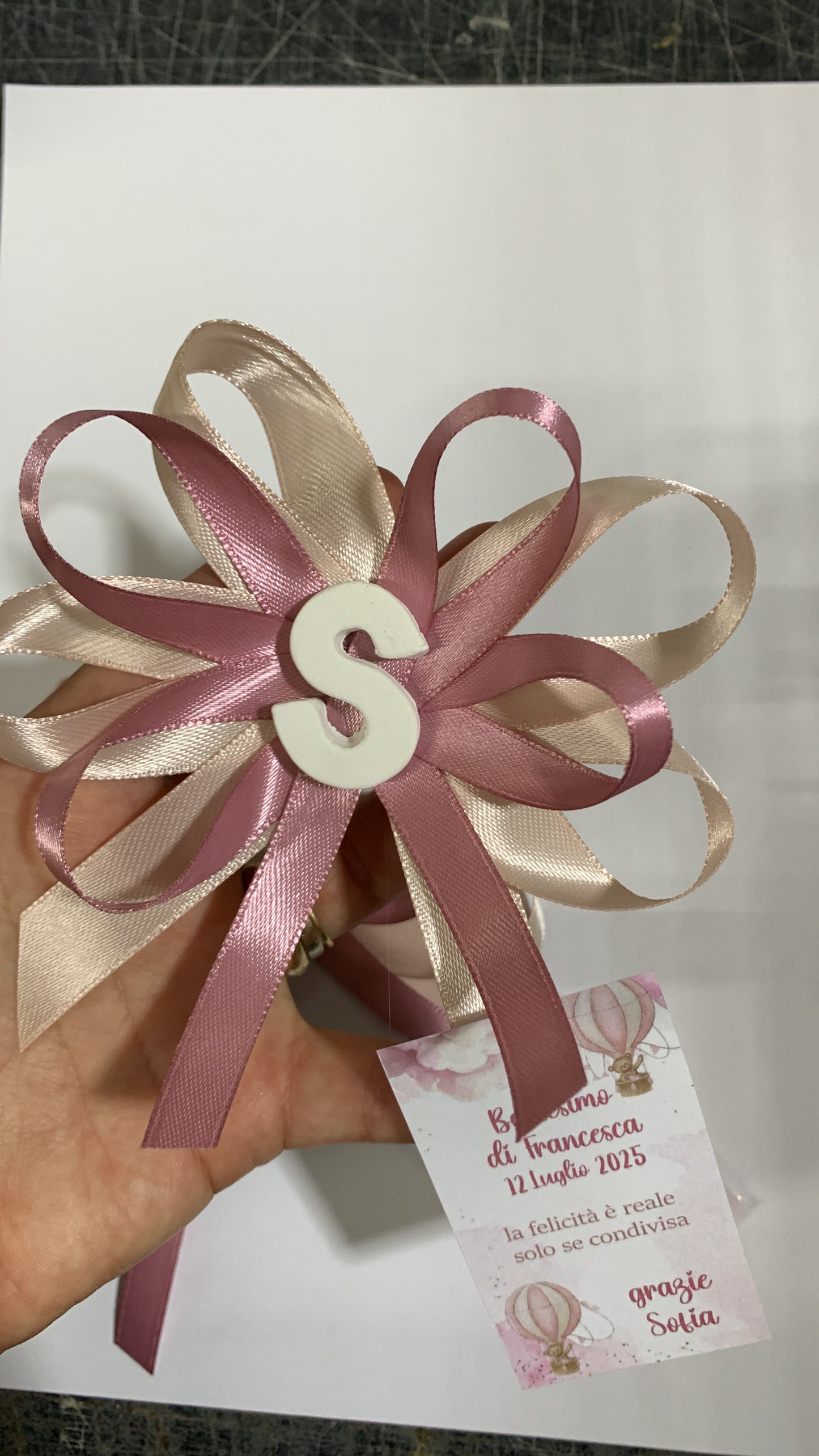 Segnaposto iniziale in gessetto con biglietto personalizzato