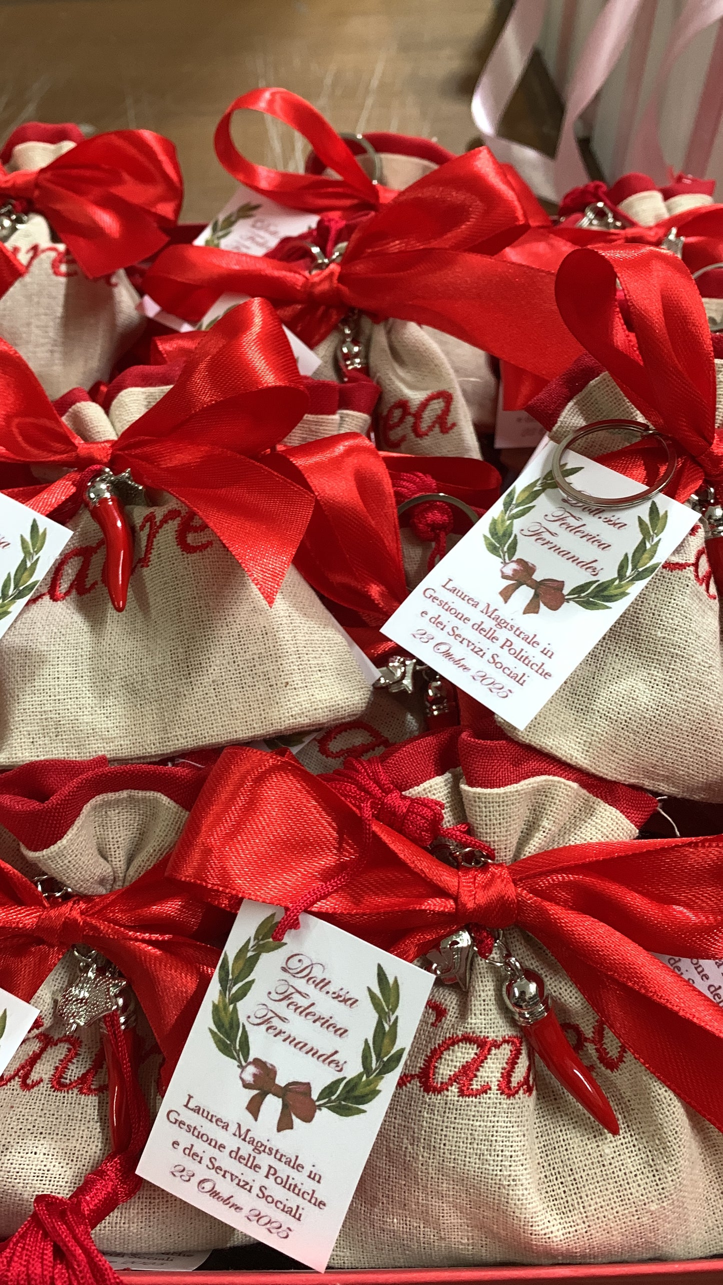 Portachiavi con nappina corno peperoncino su sacchetto laurea ricamato