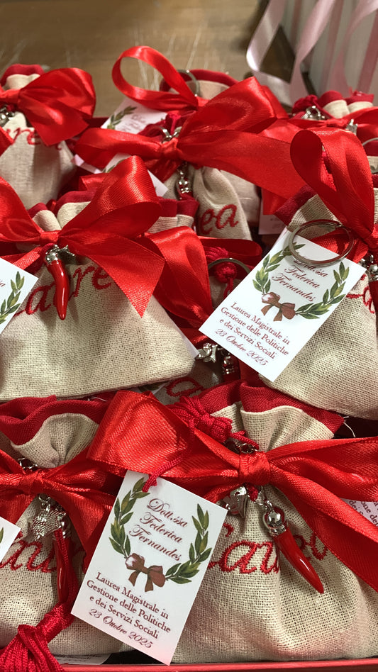 Portachiavi con nappina corno peperoncino su sacchetto laurea ricamato