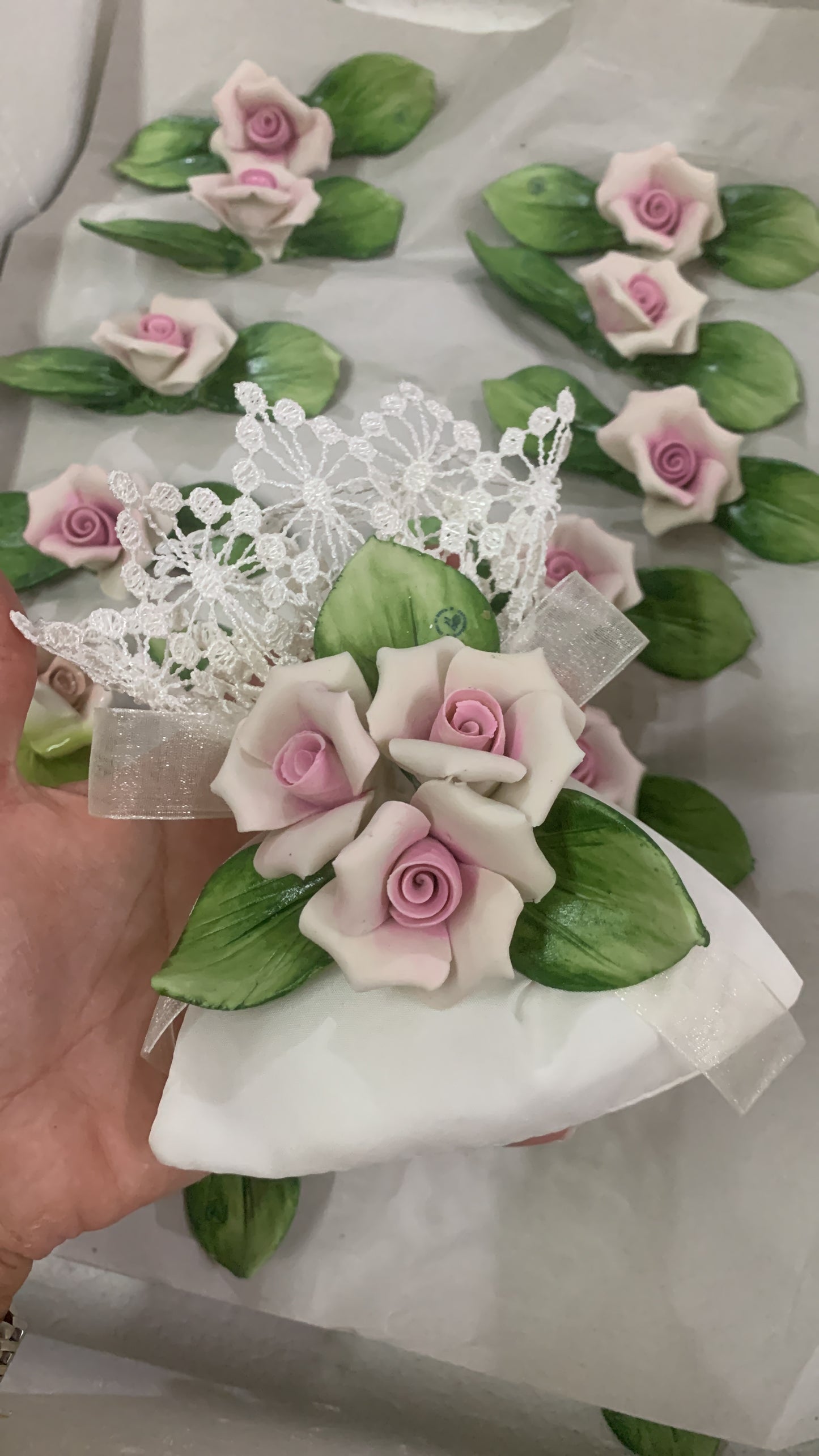 Composizione rose rosa in porcellana di Capodimonte