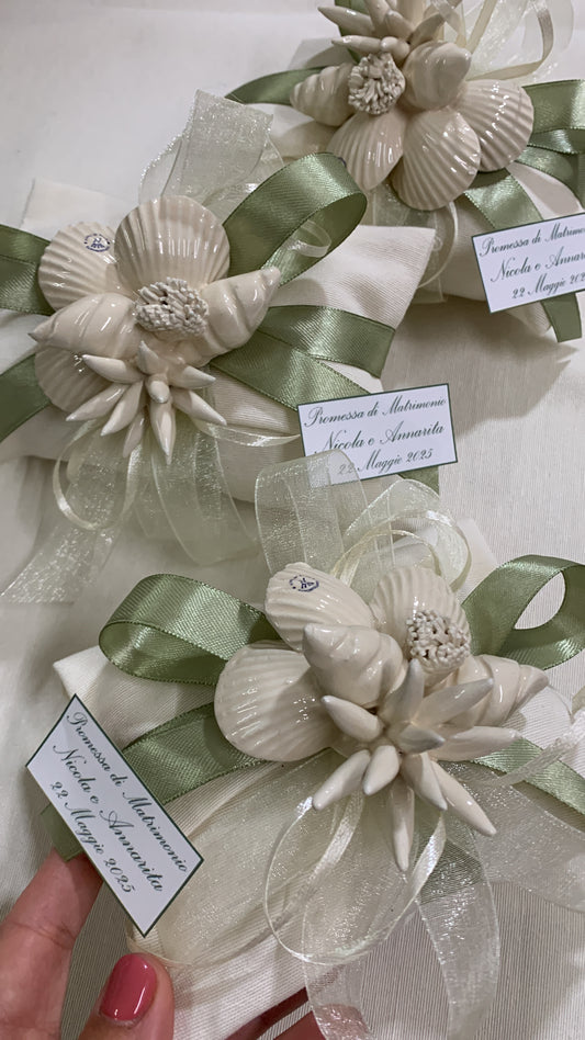 Composizione marina panna su pochette confezionata promessa di matrimonio