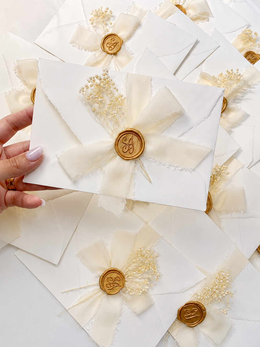 Partecipazione carta Amalfi con sigillo nebbiolina e nastro di chiffon