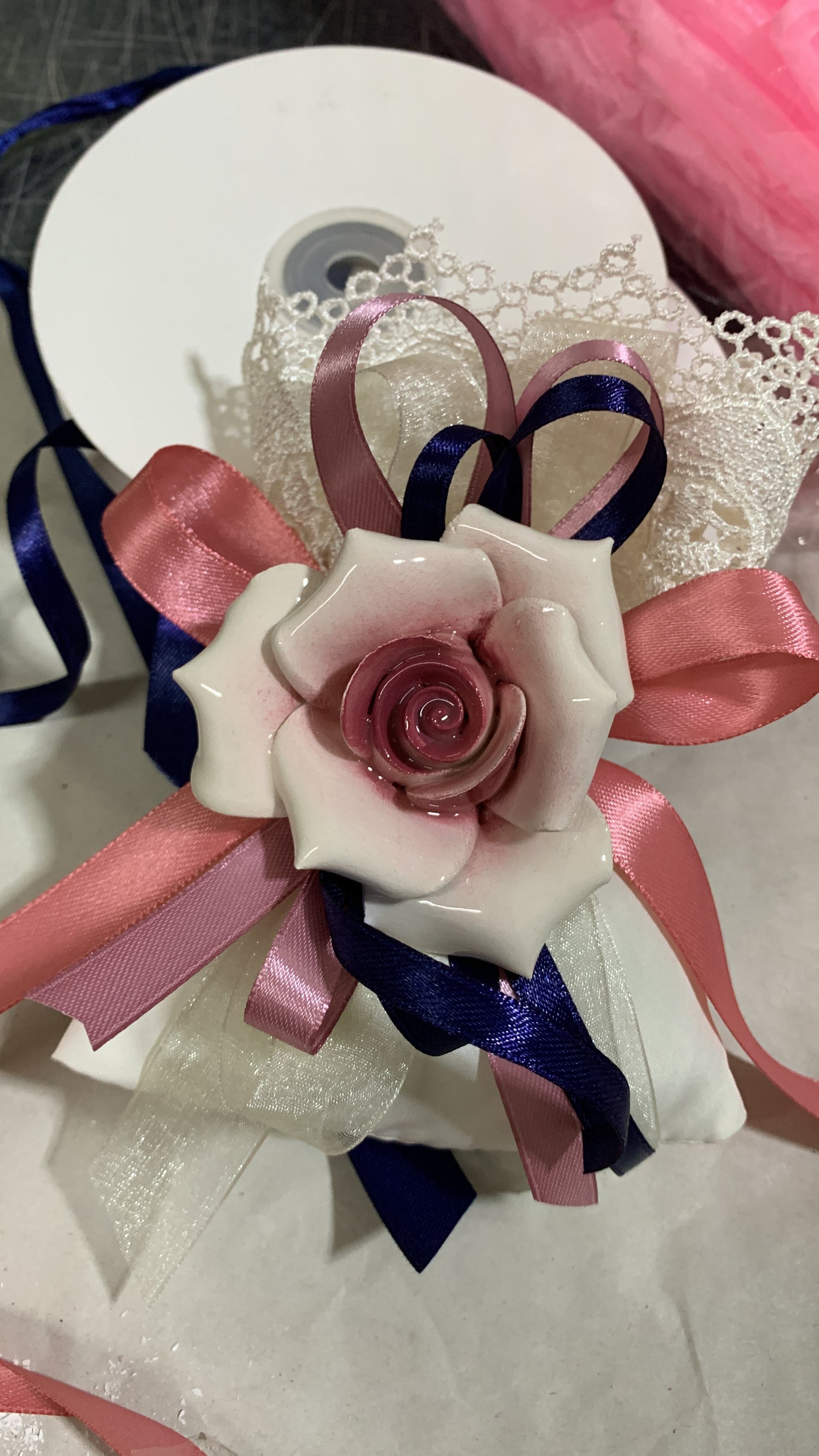 Rosa in ceramica confezionata su sacchetto in pizzo