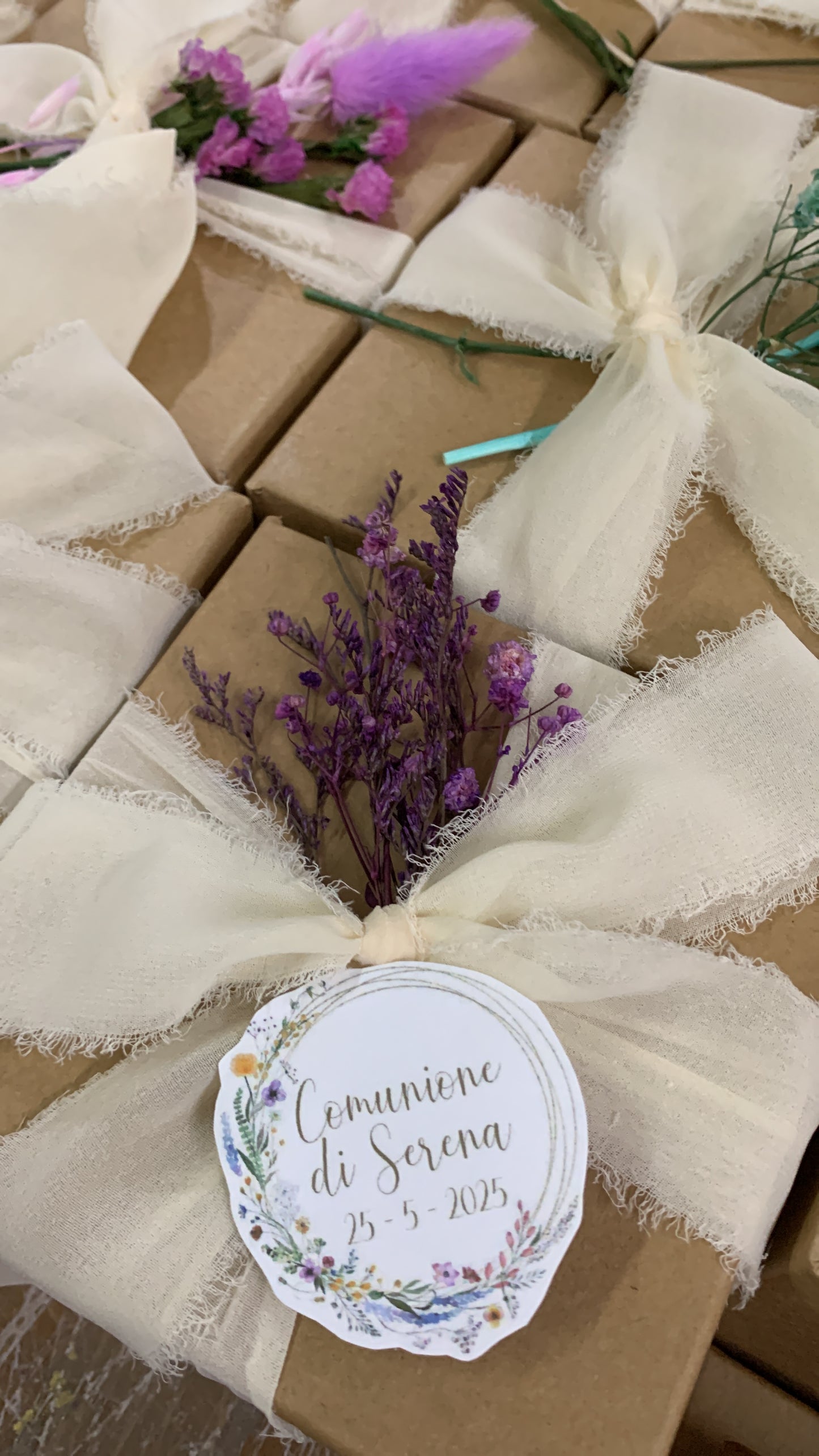 Candela in cera di soia finemente confezionata rustica con fiori secchi
