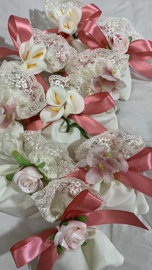 Centrotavola grande con boccioli di rose in porcellana di Capodimonte