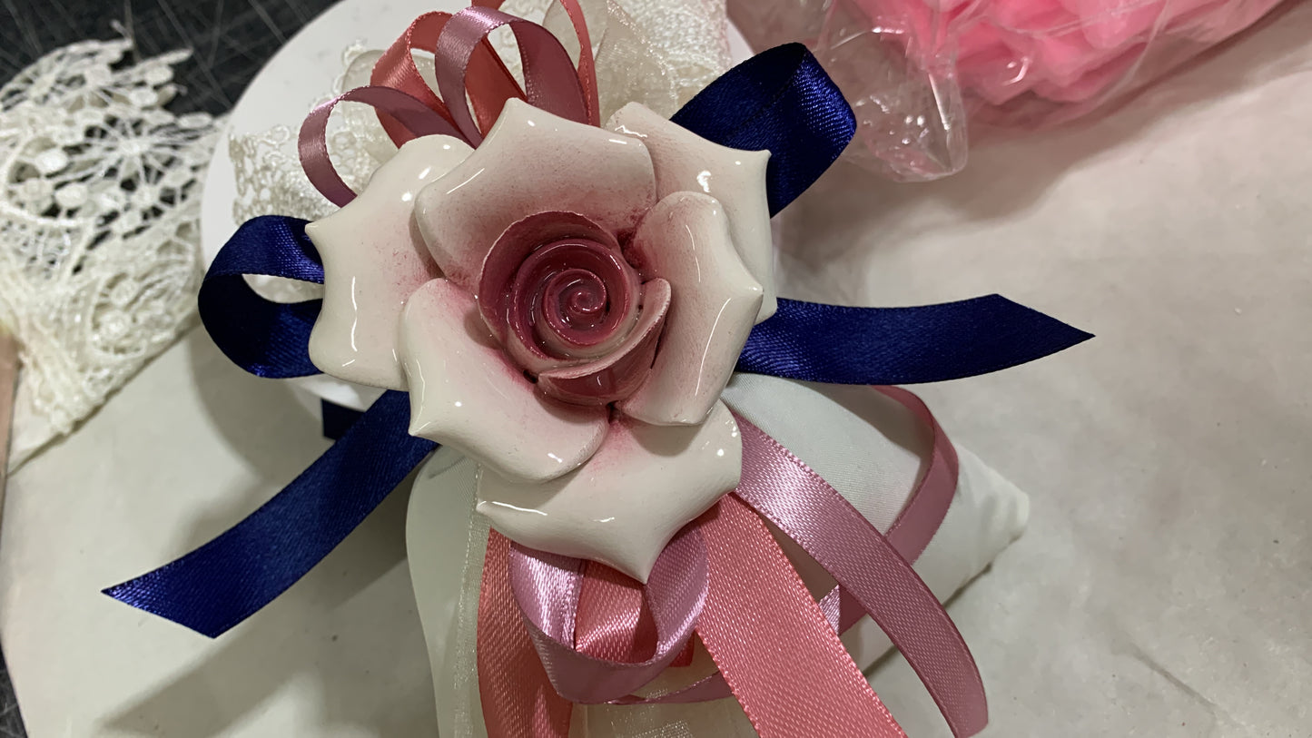 Rosa in ceramica confezionata su sacchetto in pizzo