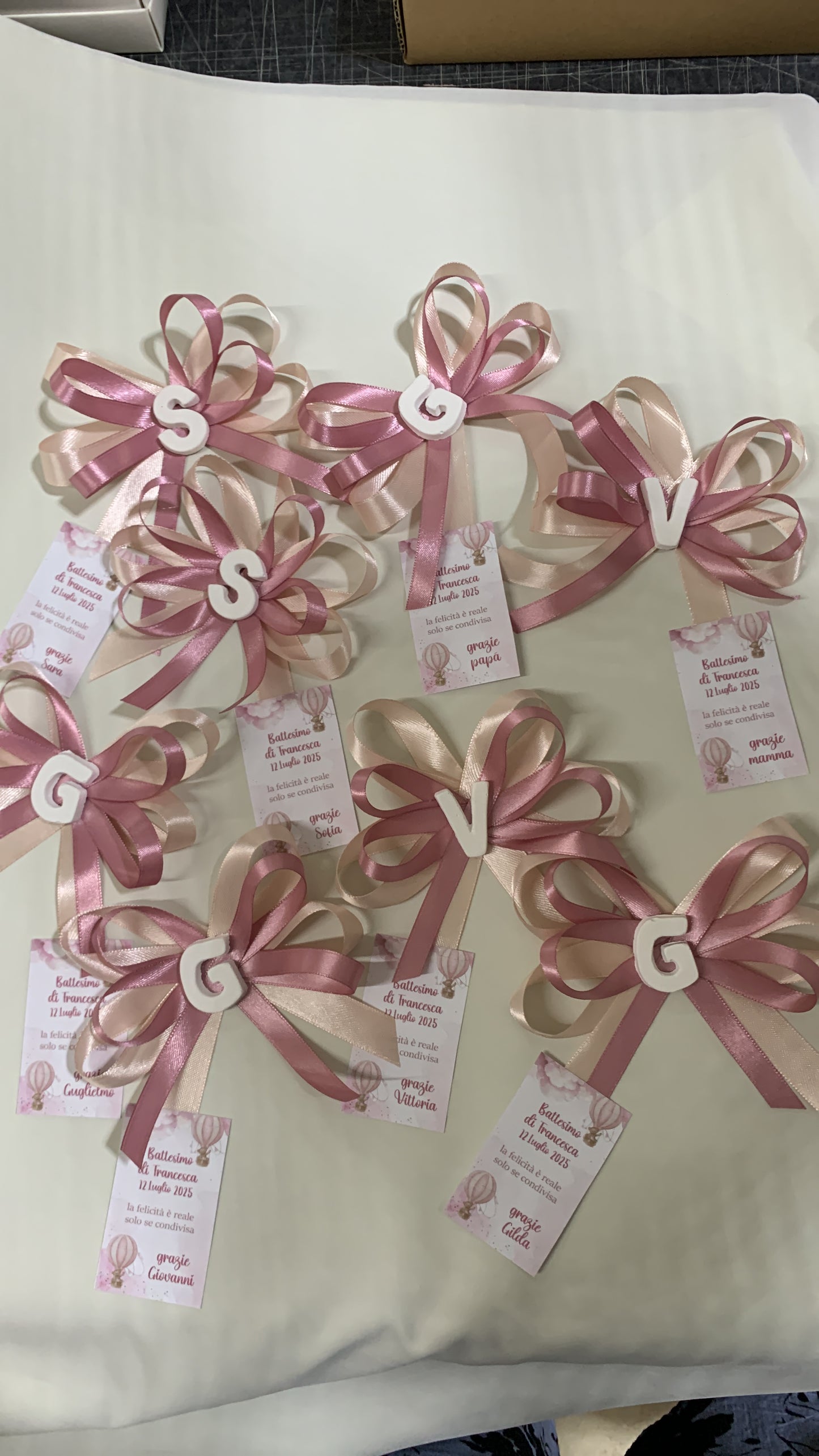 Segnaposto iniziale in gessetto con biglietto personalizzato