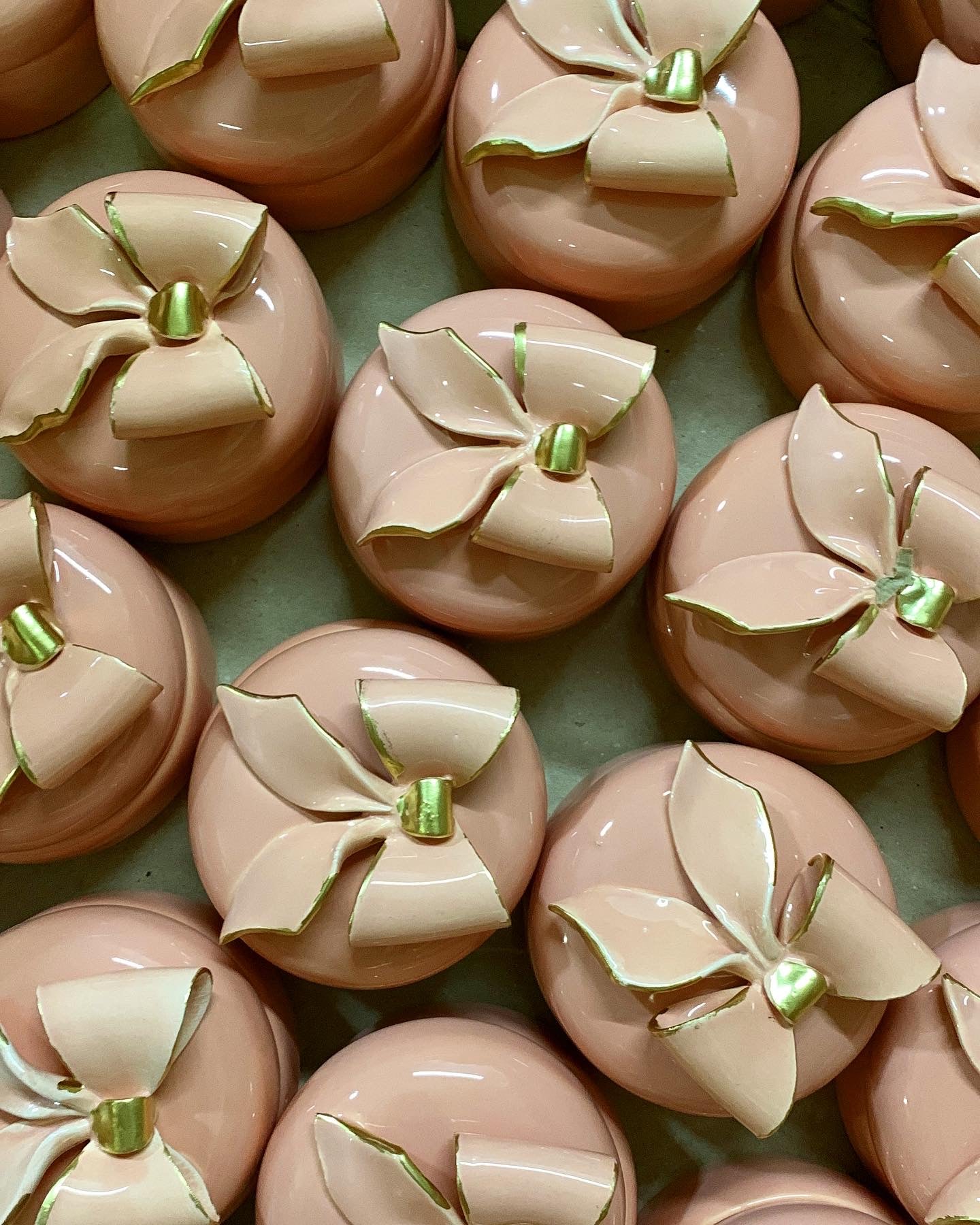 Cofanetto in ceramica con fiocco bordo oro