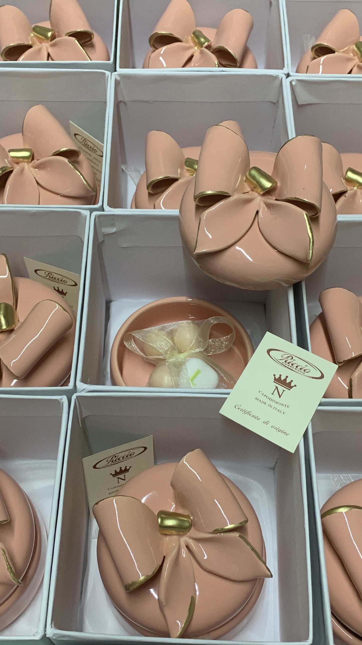 Cofanetto in ceramica tondo con fiocco bordo oro