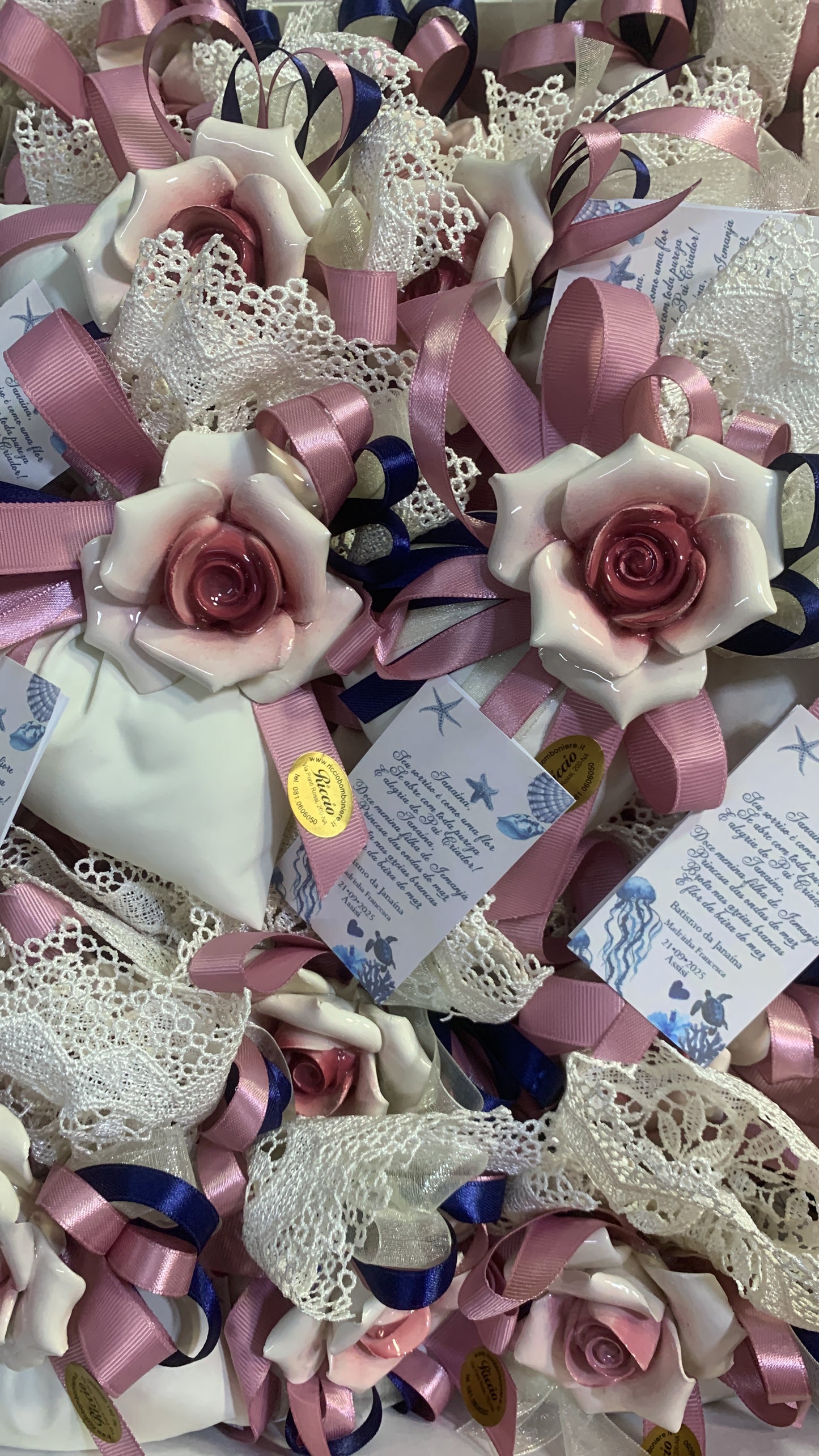 Rosa in ceramica confezionata su sacchetto in pizzo