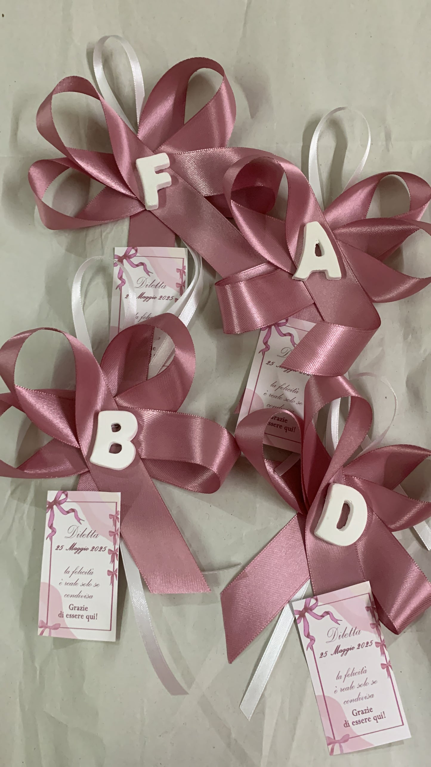 Segnaposto iniziale in gessetto con biglietto personalizzato